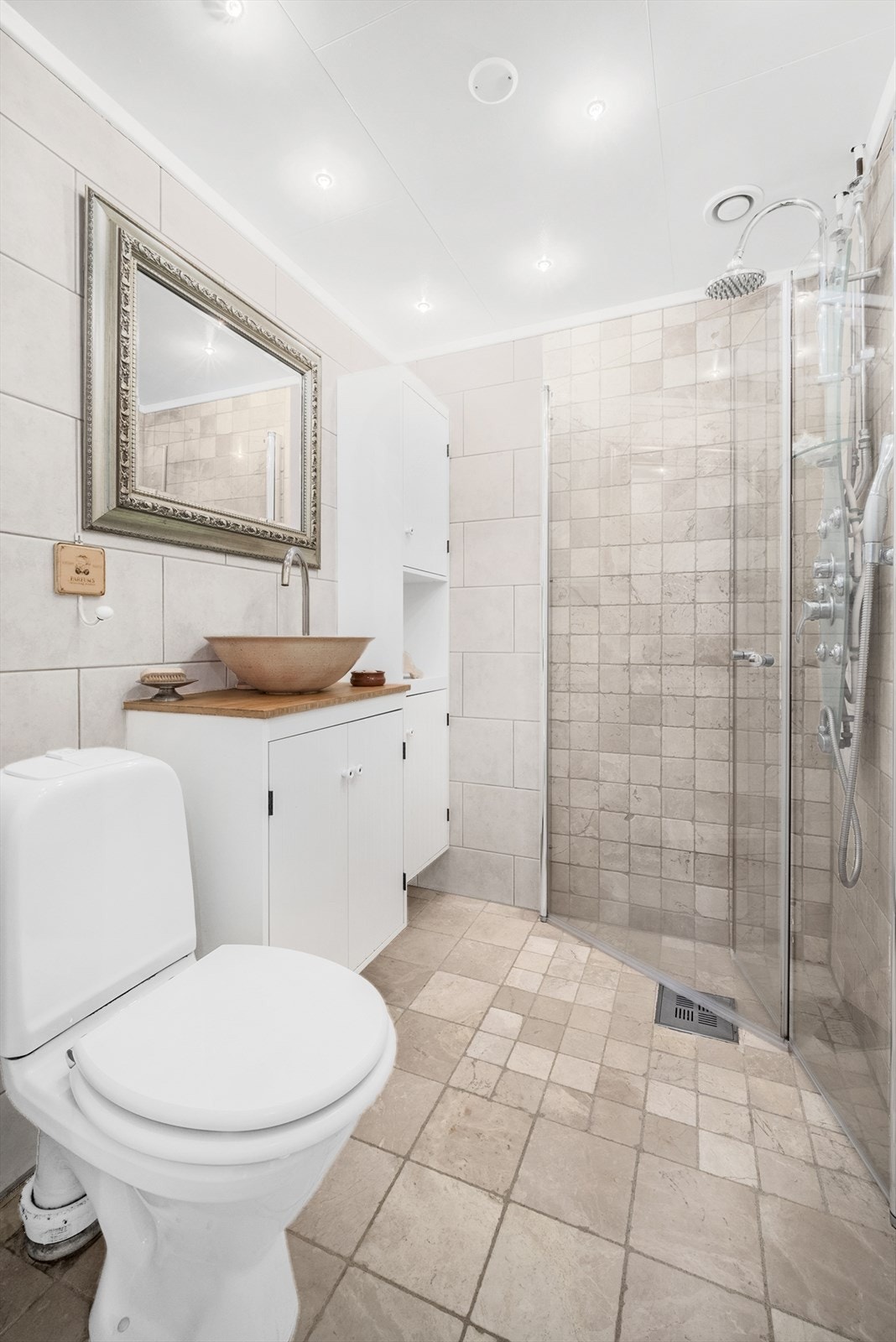 Badets overflater er utført med flislagte vegger og himlingsplater med innfelte downlights. Flislagt gulv med elektriske varmekabler. Galleribilde