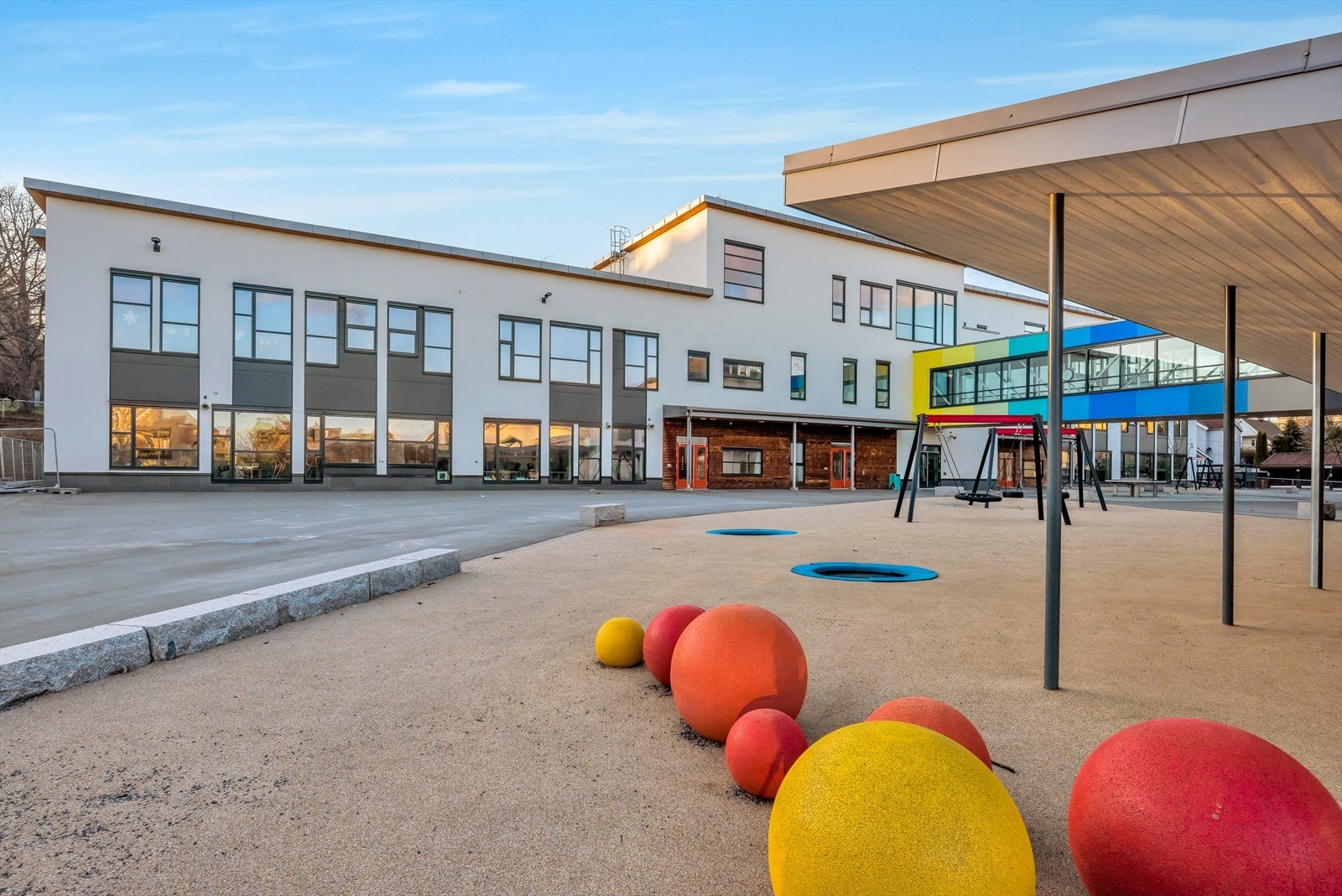 Skoler, barnehager, Ola Narr og Tøyenparken/badet i nærheten, samt grøntområder med gode rekreasjonsmuligheter. Galleribilde