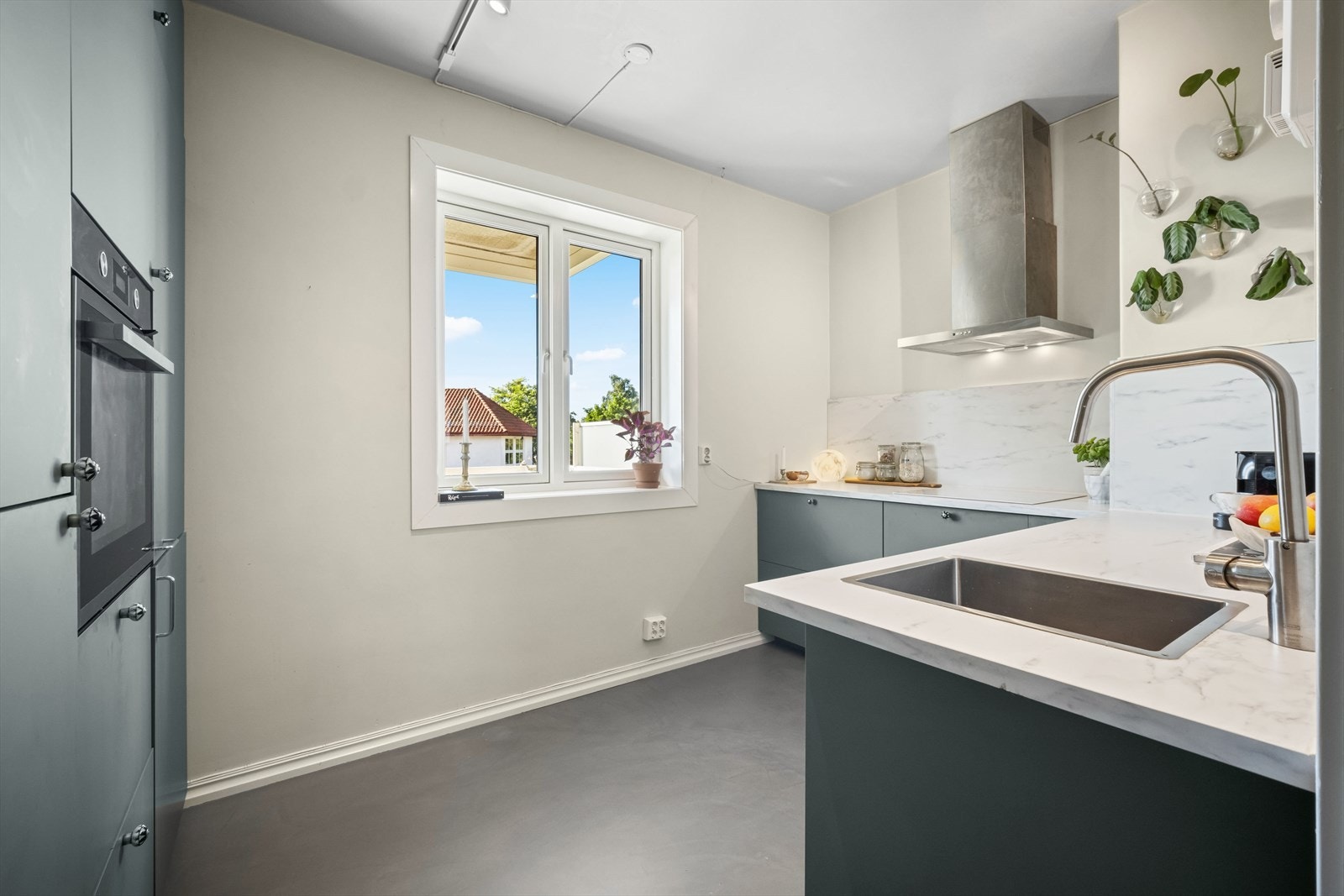 Leiligheten har et separat kjøkken som var nytt i 2021. Dette gjelder også varmtvannsbereder. Galleribilde