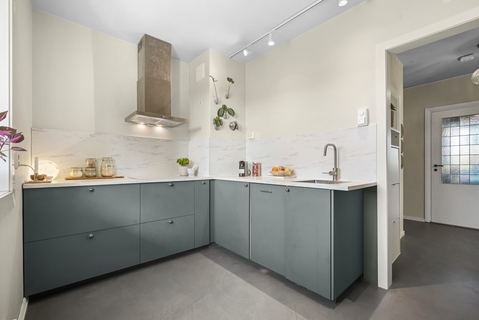 Kjøkkenet byr på masse skap- og benkeplass, i tillegg til nytt gulv i 2024 med varmekabler . Galleribilde