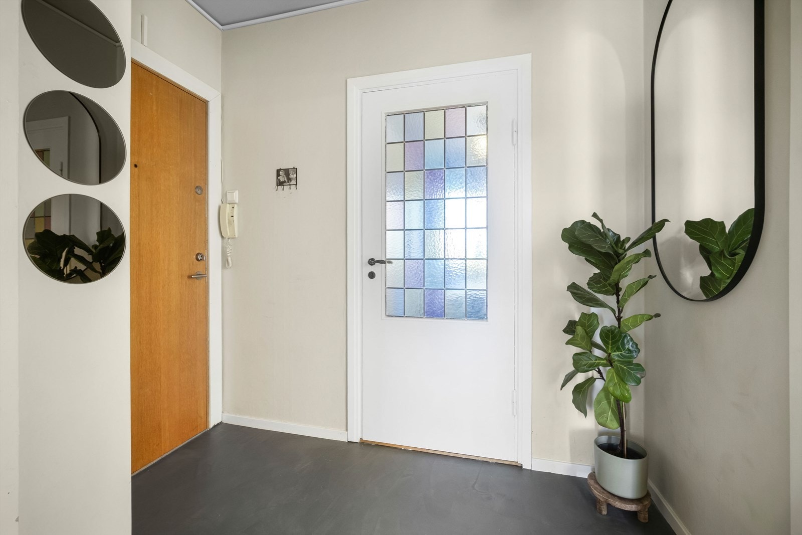 Velkommen inn i pen entré med varmekabler i gulv. Galleribilde