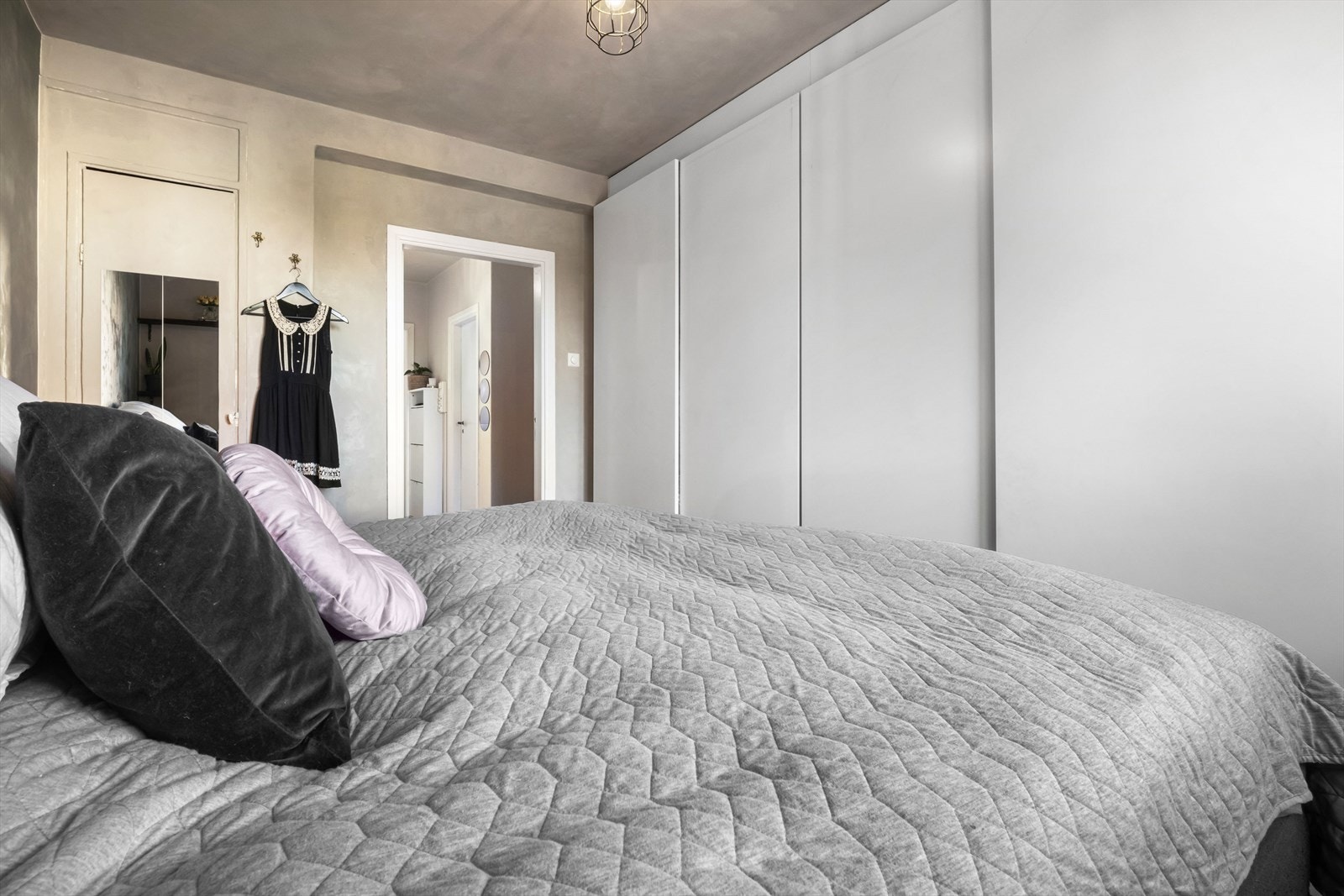 Soverommet ble malt i 2023 og har en stor integrert garderobe Galleribilde