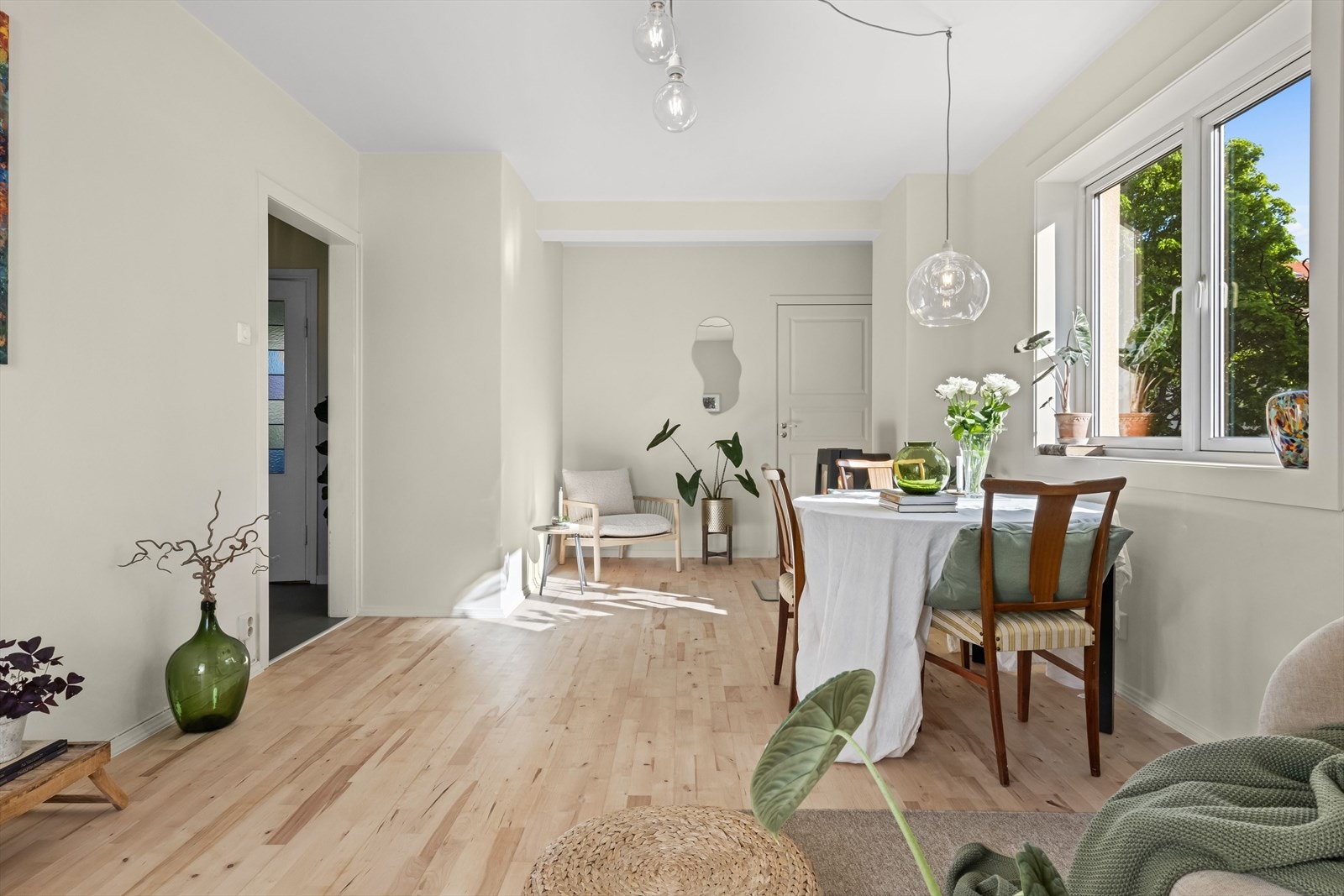 I og med at dette er en hjørneleilighet har man gode lys- og solforhold i leiligheten Galleribilde