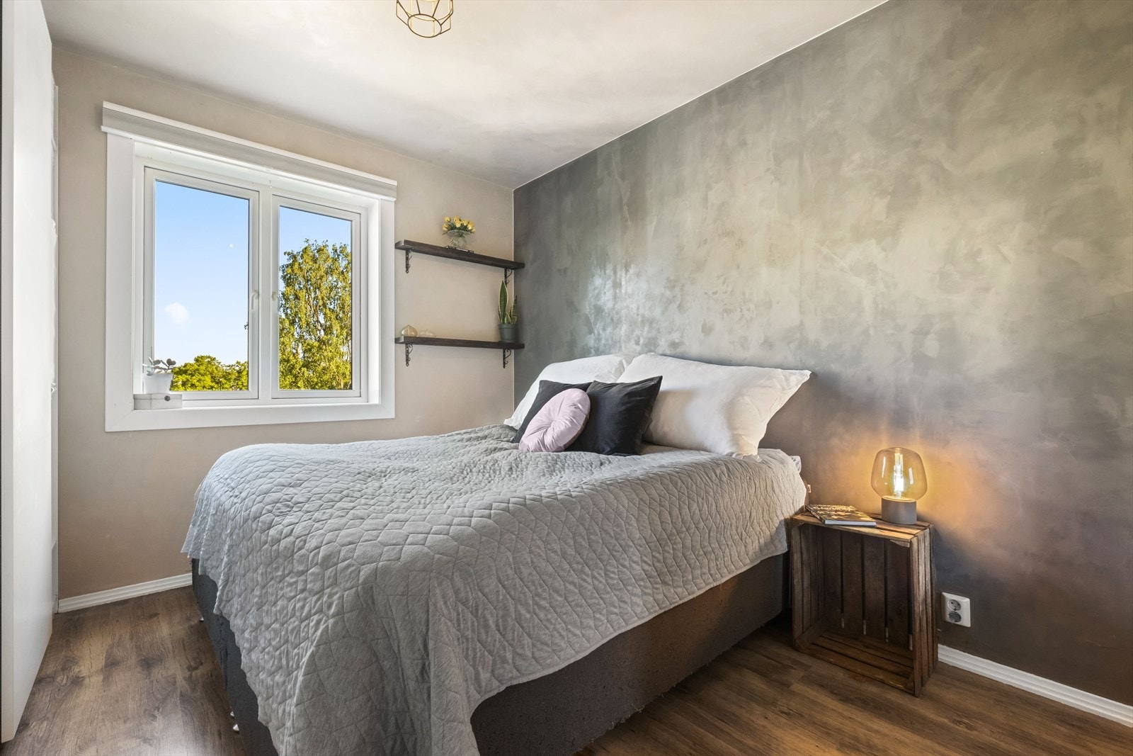 Hovedsoverommet i leiligheten er av god størrelse, med god plass til dobbeltseng og tilhørende interiør. Galleribilde