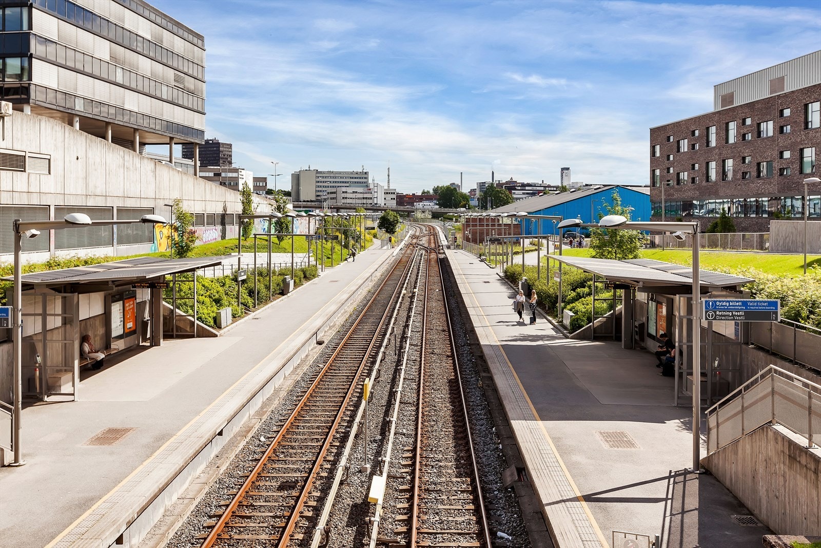 Kort vei til offentlig kommunikasjon med T-bane, buss og trikk. Galleribilde