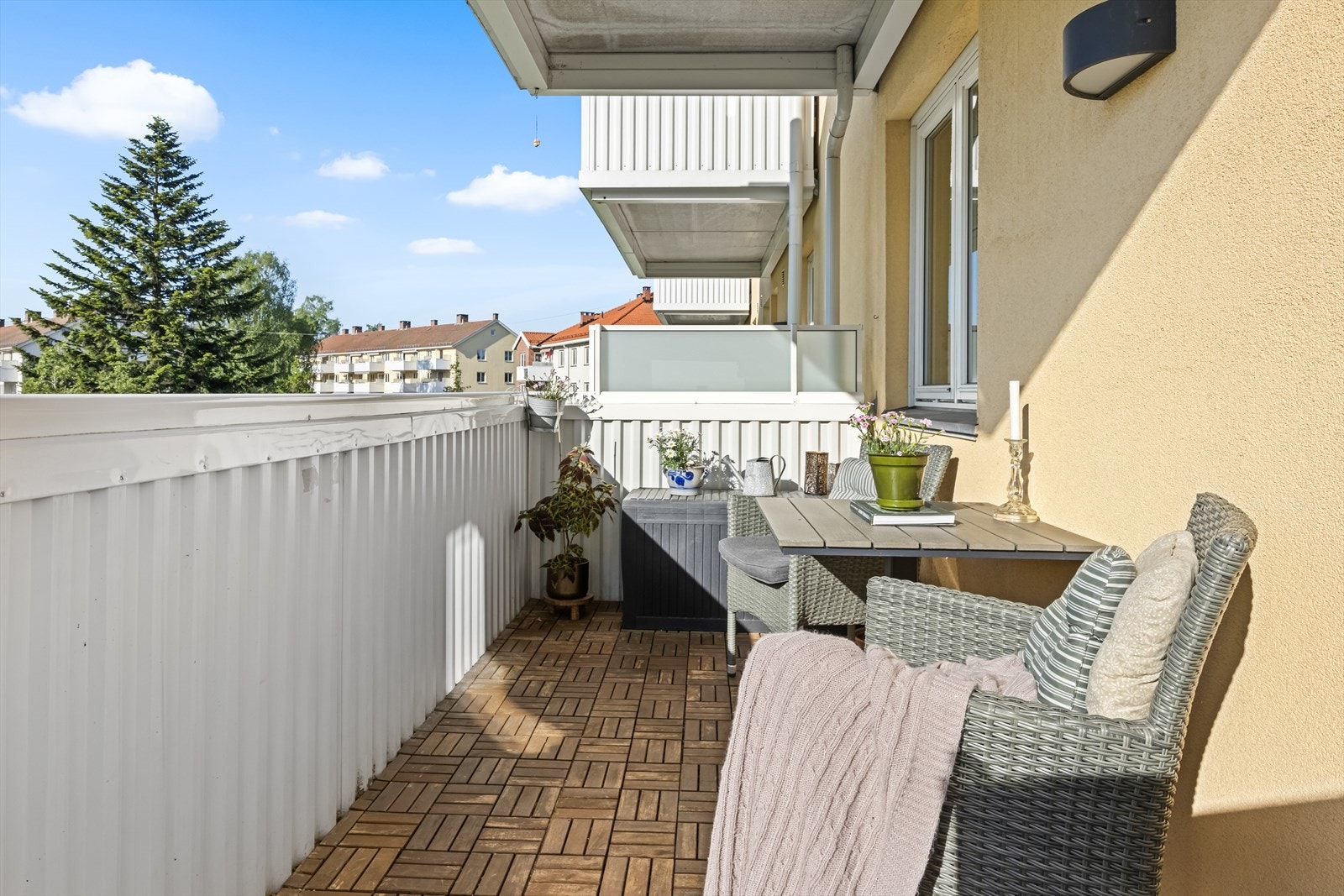 Balkongen har nydelig ettermiddags- og kveldssol (Bildet tatt ca.18:00) Galleribilde