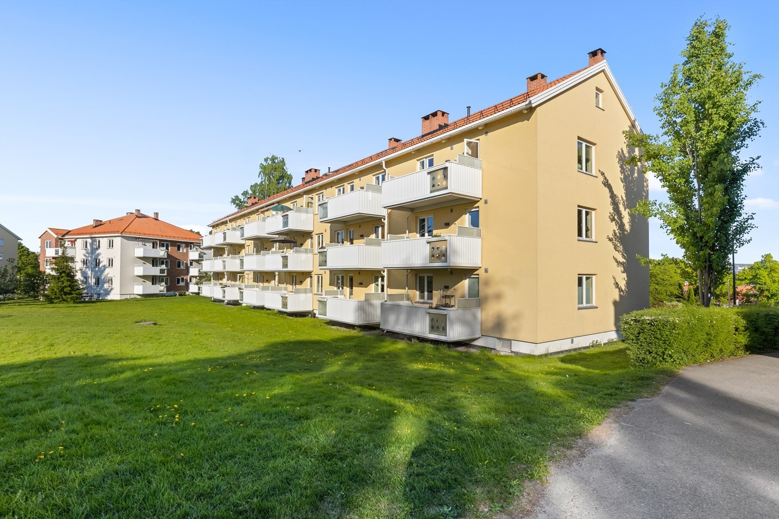 Store grøntarealer foran balkongen Galleribilde