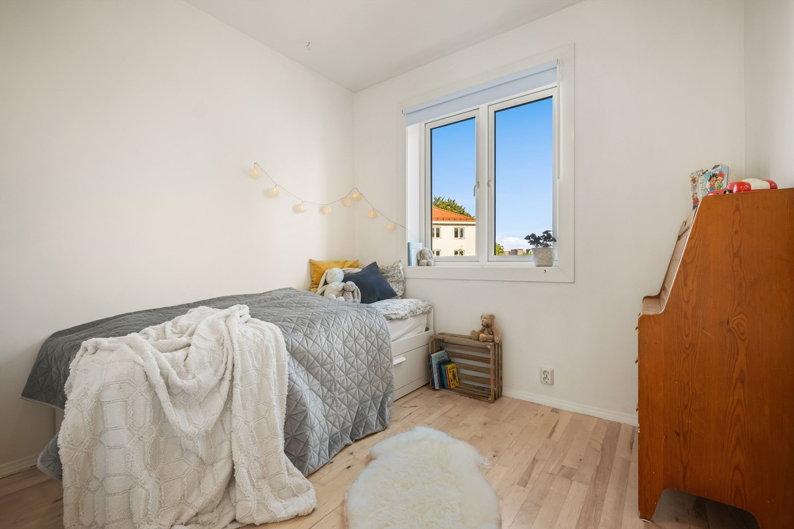 Leilighetens andre soverom er også av god størrelse med plass til seng og skap Galleribilde