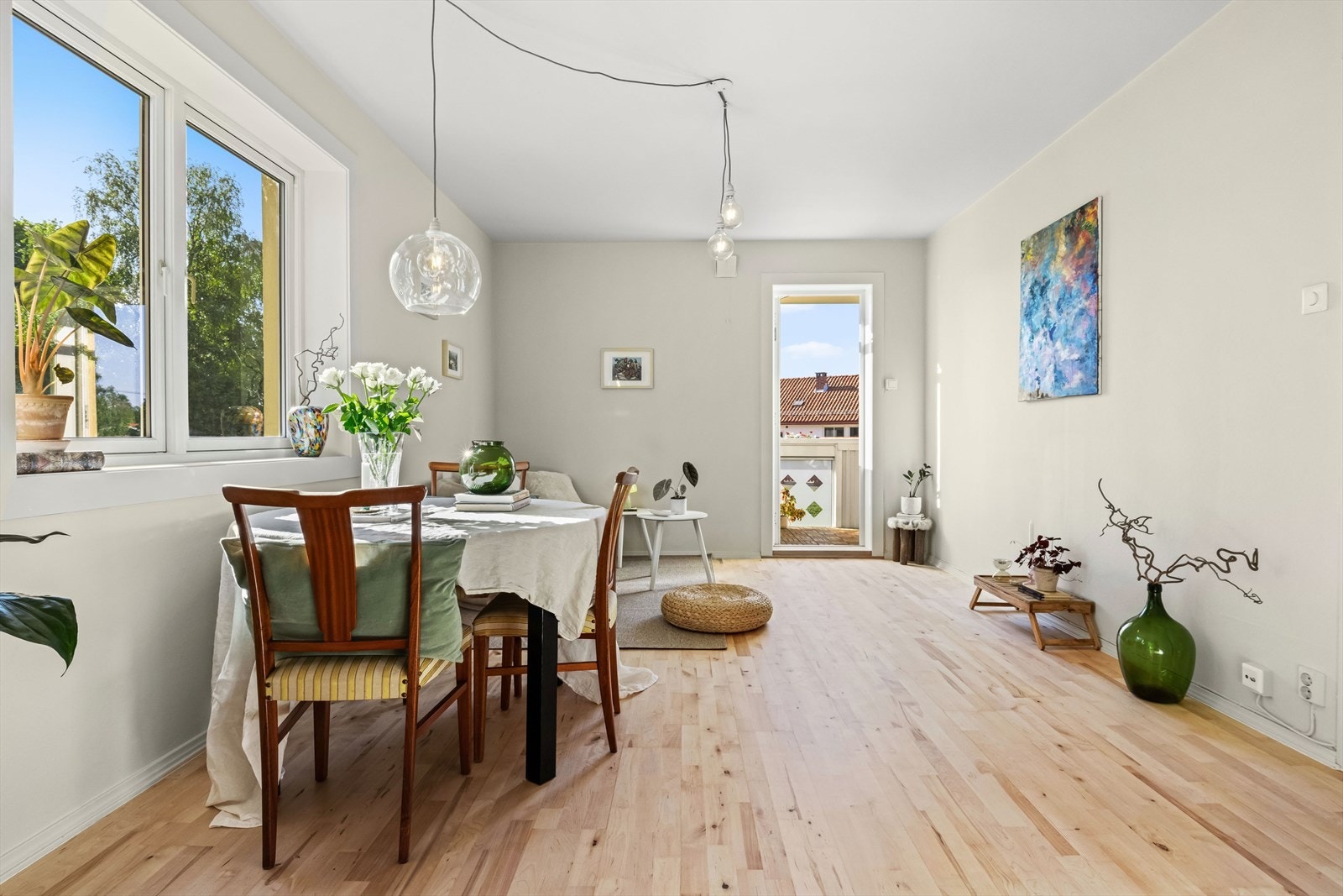 Stuen har plass til adskilte soner for sofagruppe og spisegruppe Galleribilde