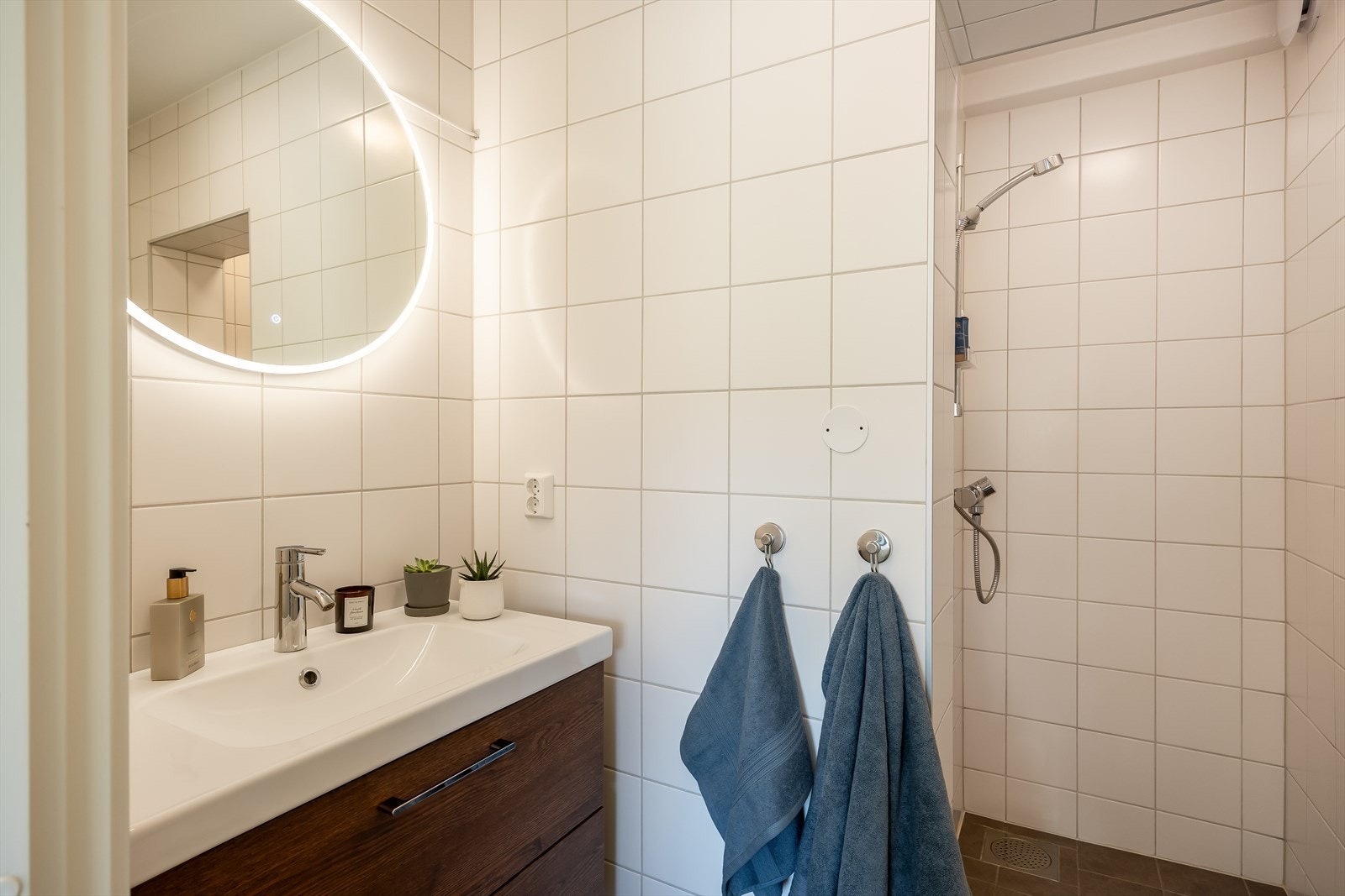 Også badet er oppusset i 2021 med varmekabler, flis, dusj, servantskap og servant. Galleribilde