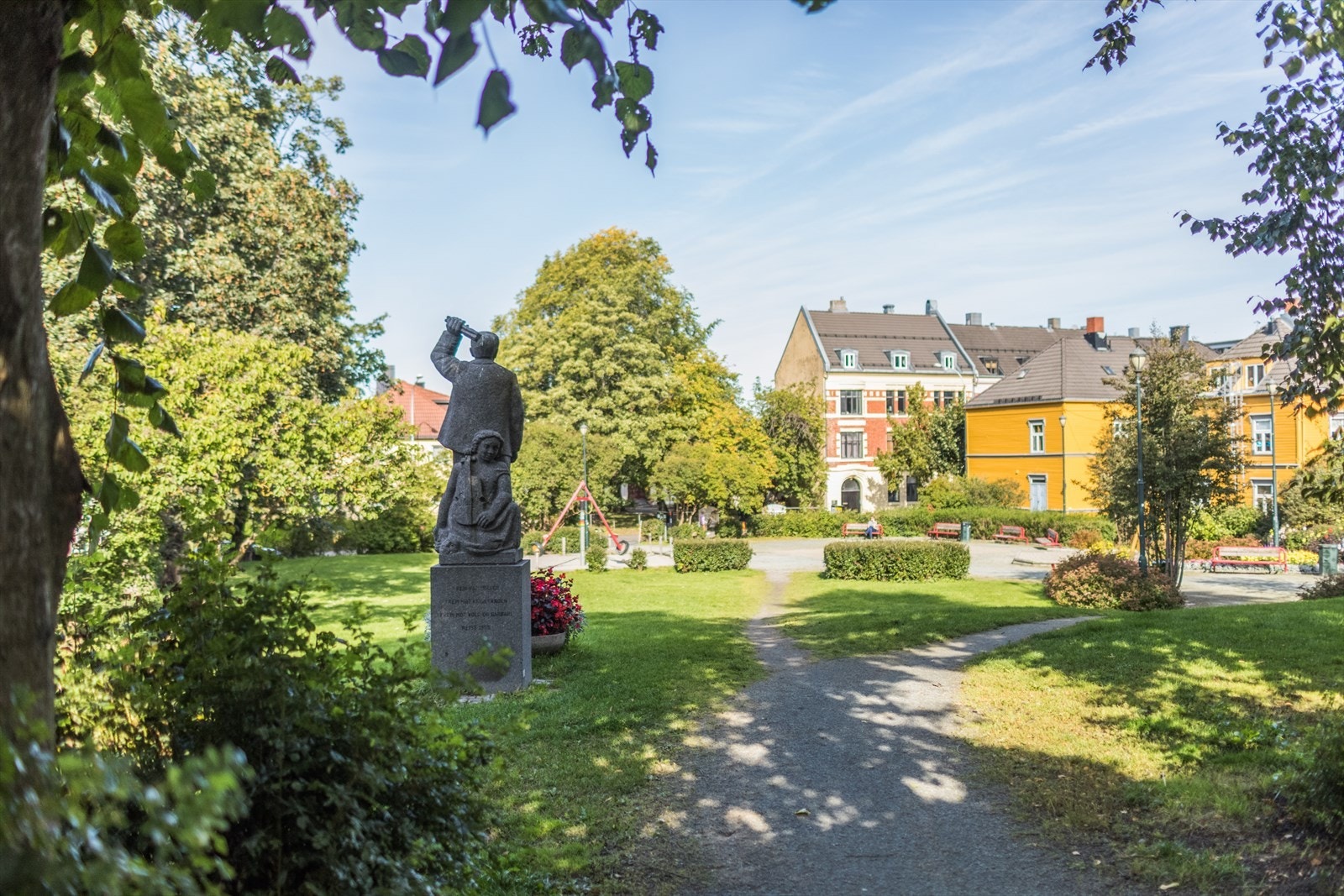 Også på Møllenberg er det flotte parkområder med benker og lekeplasser for de minste. Galleribilde