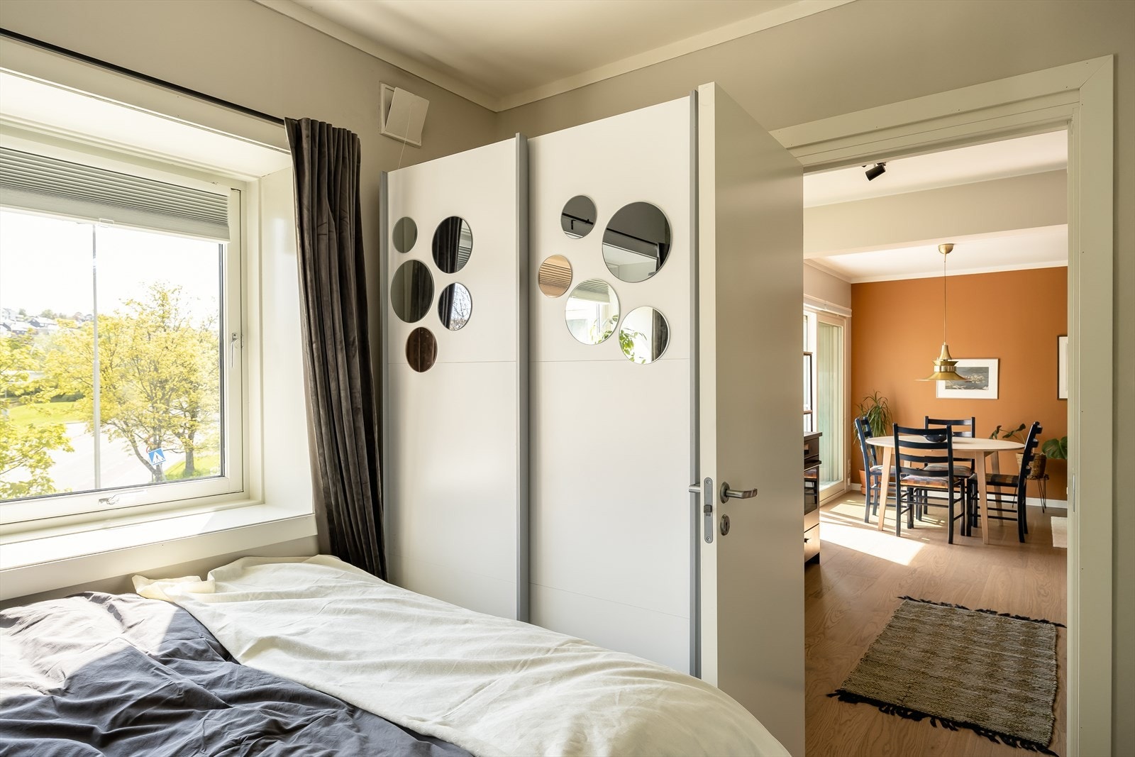 Praktisk skyvedørsgarderobe på soverommet medfølger handelen. Galleribilde