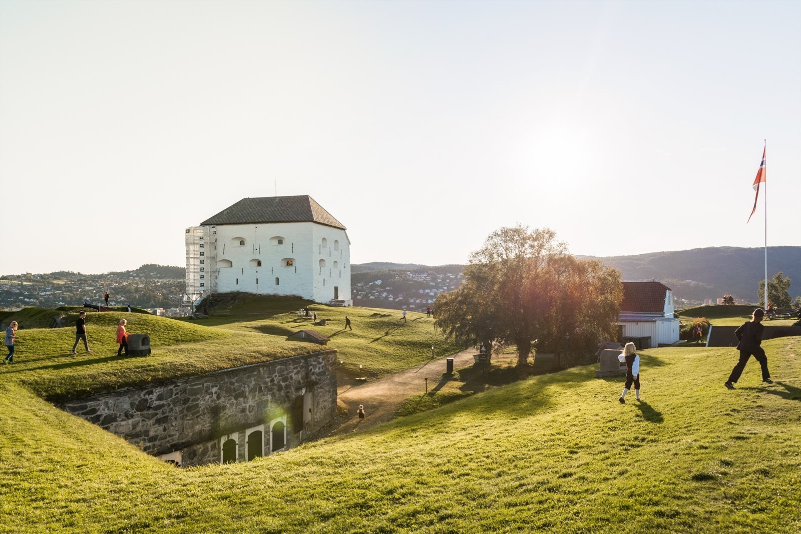En kort gåtur fra leiligheten tar deg til flotte Festningen, hvor det er store opparbeidede grøntområder og flott utsikt. Galleribilde