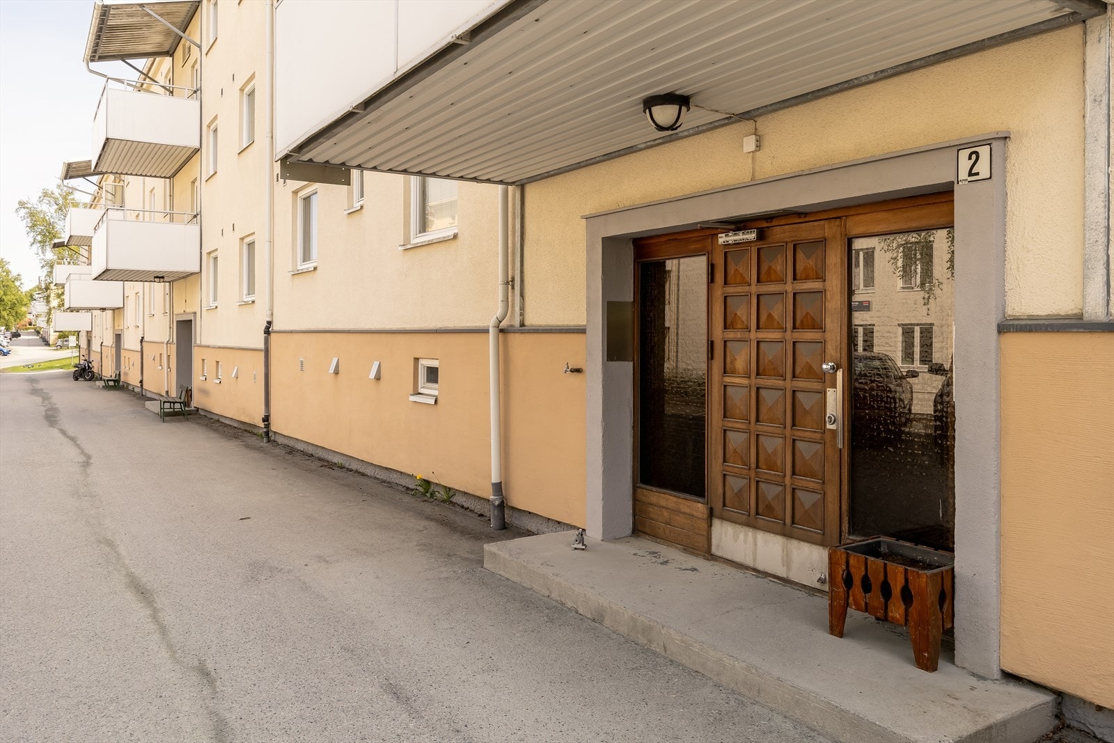 Inngangsparti. Borettslaget har parkeringsplasser på tomten som fordeles etter venteliste. Ellers er det bussholdeplass med hyppige avganger rett ved leiligheten, samt gang- og sykkelavstand til "alt". Galleribilde