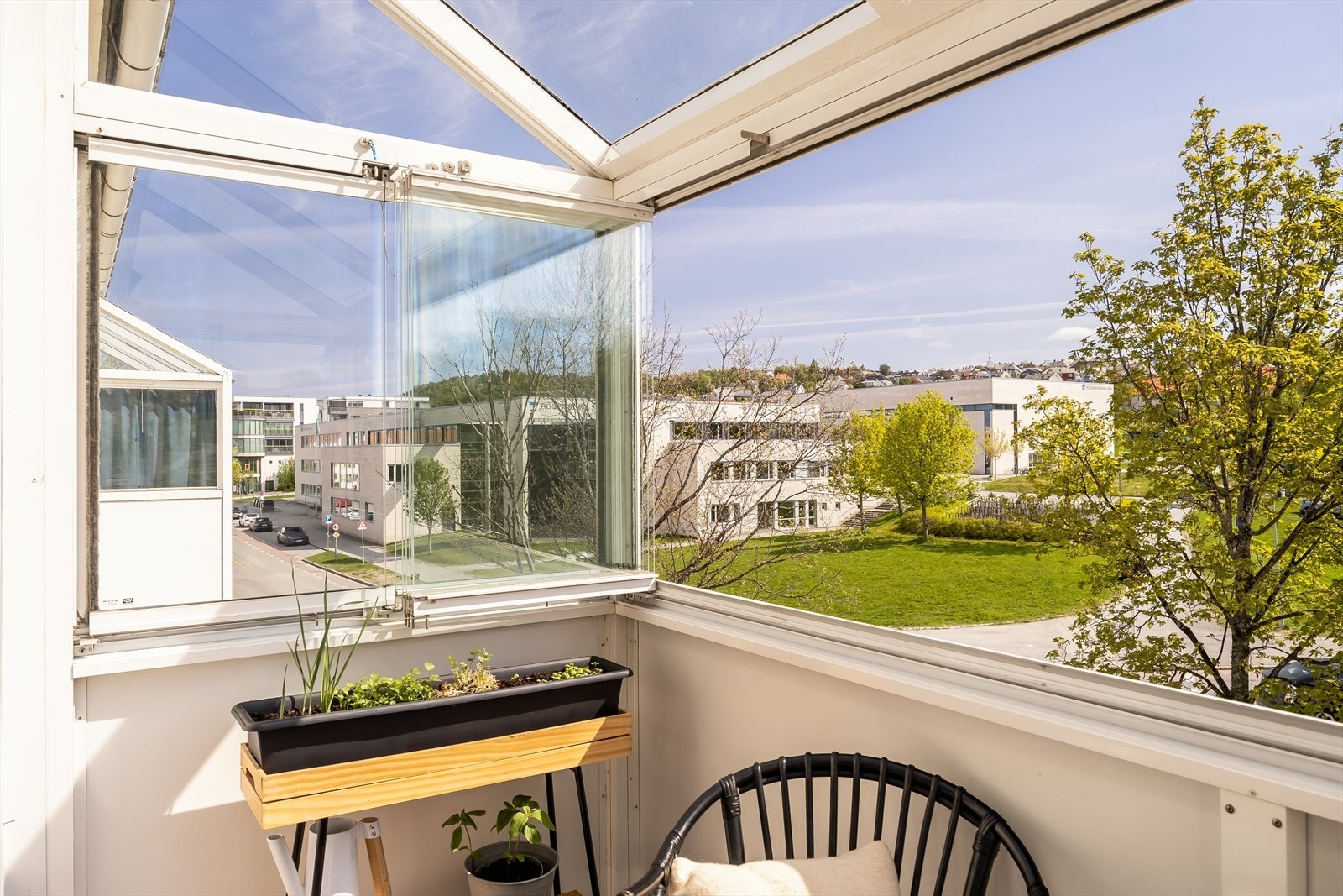 Vinduene på balkongen er mulig å åpne og lukke etter behov, for å skape en mer luftig eller lun følelse. Galleribilde