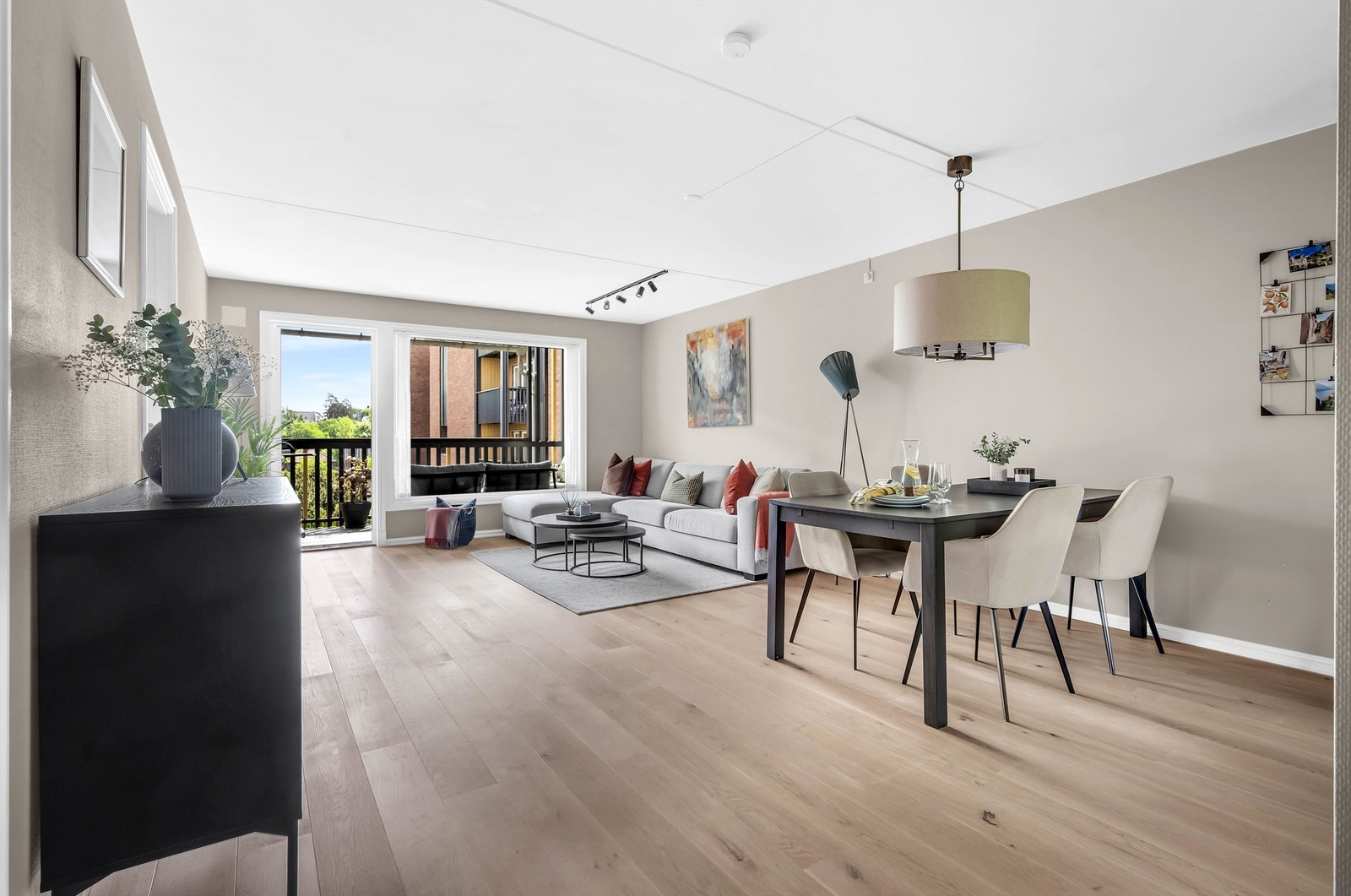 Romslig og hyggelig stue med gode møbleringsmuligheter Galleribilde