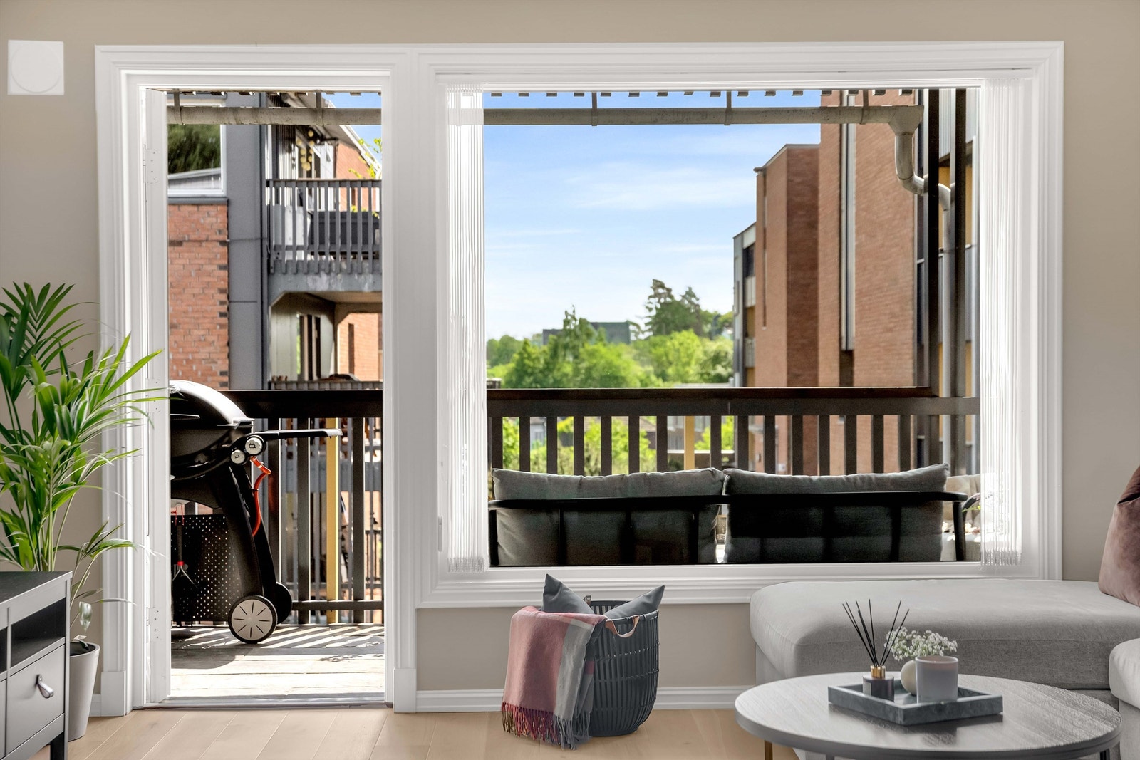 Store vindusflater fyller rommene med rikelig naturlig lys Galleribilde