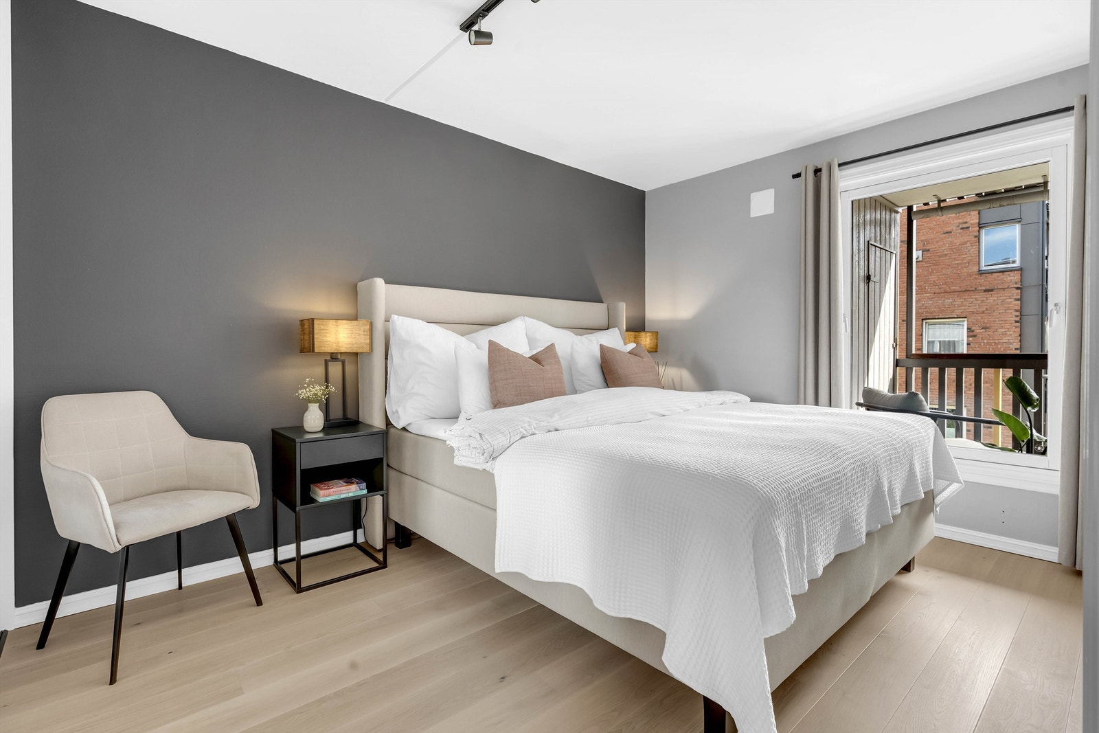 Romslig soverom med god plass for dobbeltseng, nattbord og annet passende møblement Galleribilde