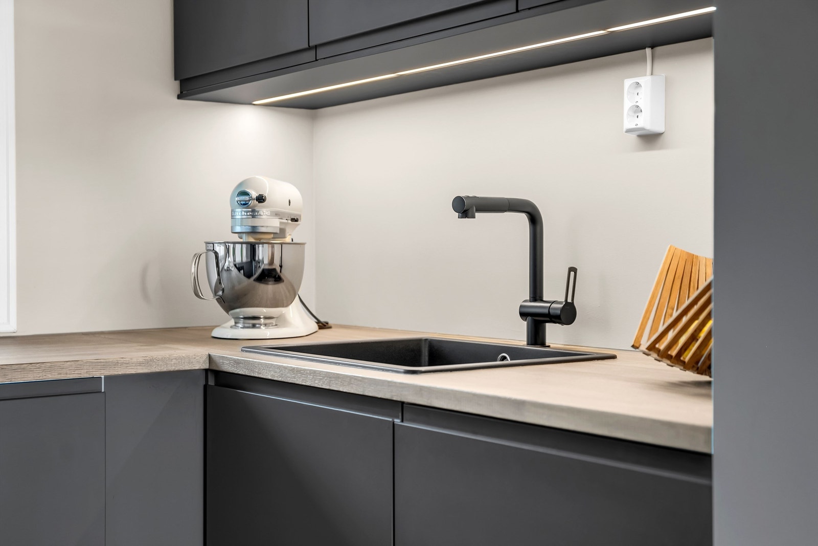 Nedsenket oppvaskkum med eksklusiv, sort armatur Galleribilde