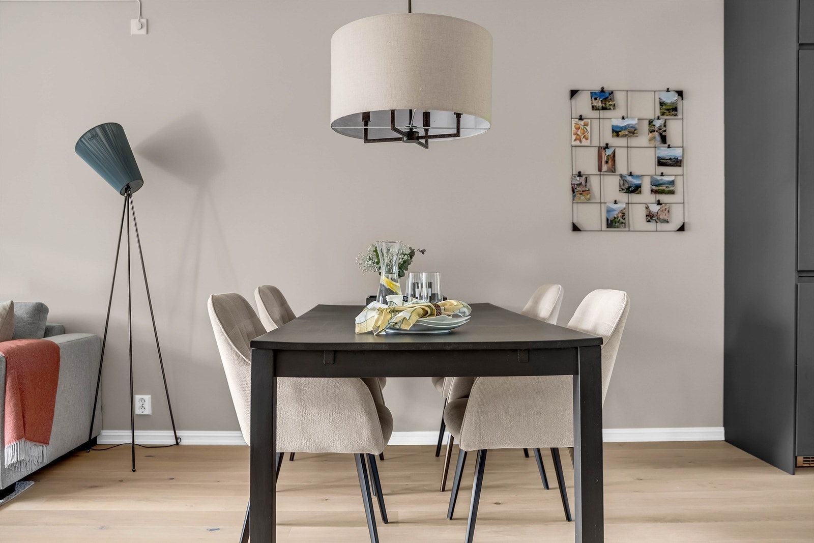 Mellom stue og kjøkken passer det perfekt med et flott spisebord Galleribilde