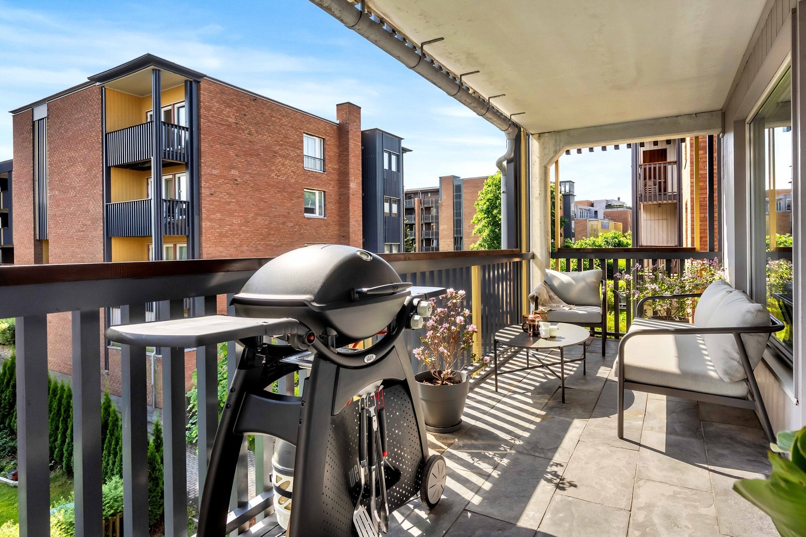 Fra stuen kommer du ut på en fantastisk balkong på 11 kvm Galleribilde