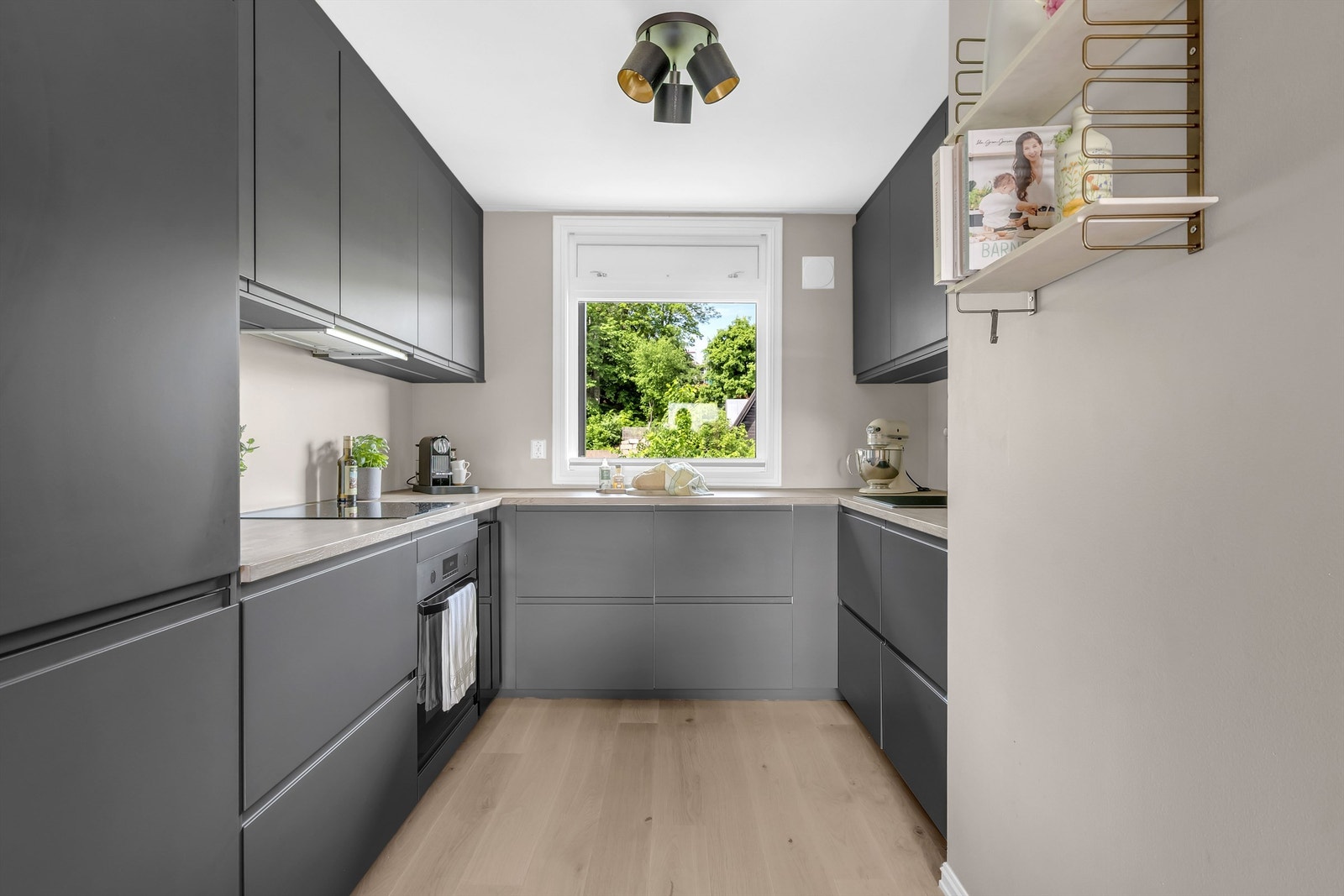 Delikat kjøkken med åpen løsning mot stue Galleribilde