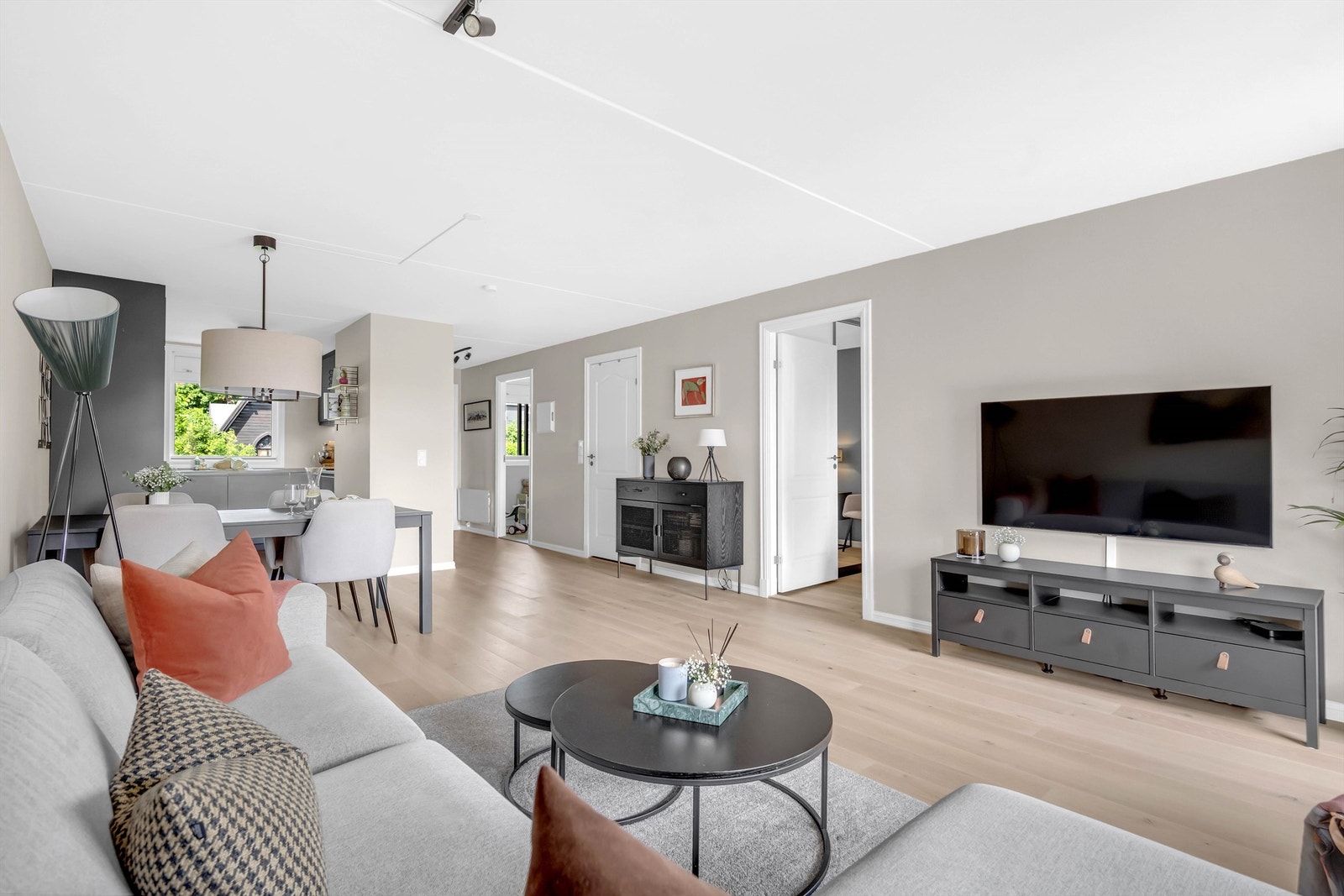 Leiligheten har en svært god planløsning med en lys og hyggelig stue med åpen kjøkkenløsning Galleribilde