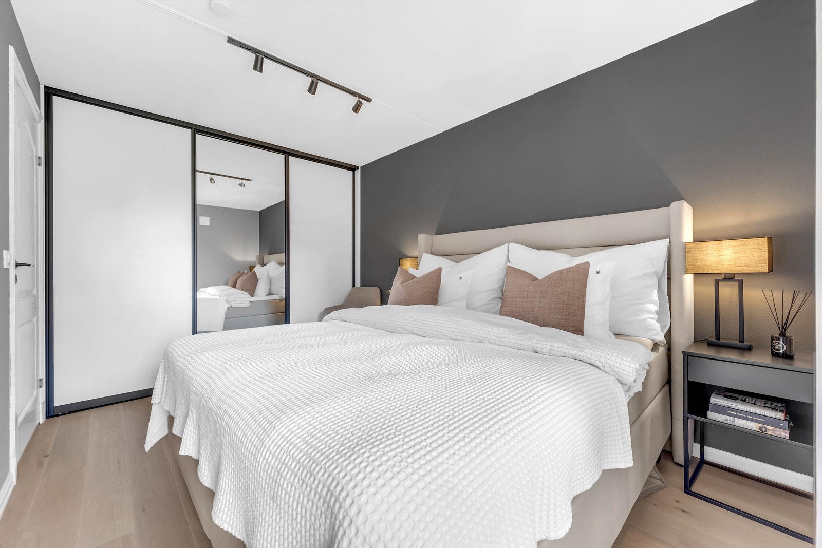 Rommet er innredet med skyvedørsskap med god plass Galleribilde