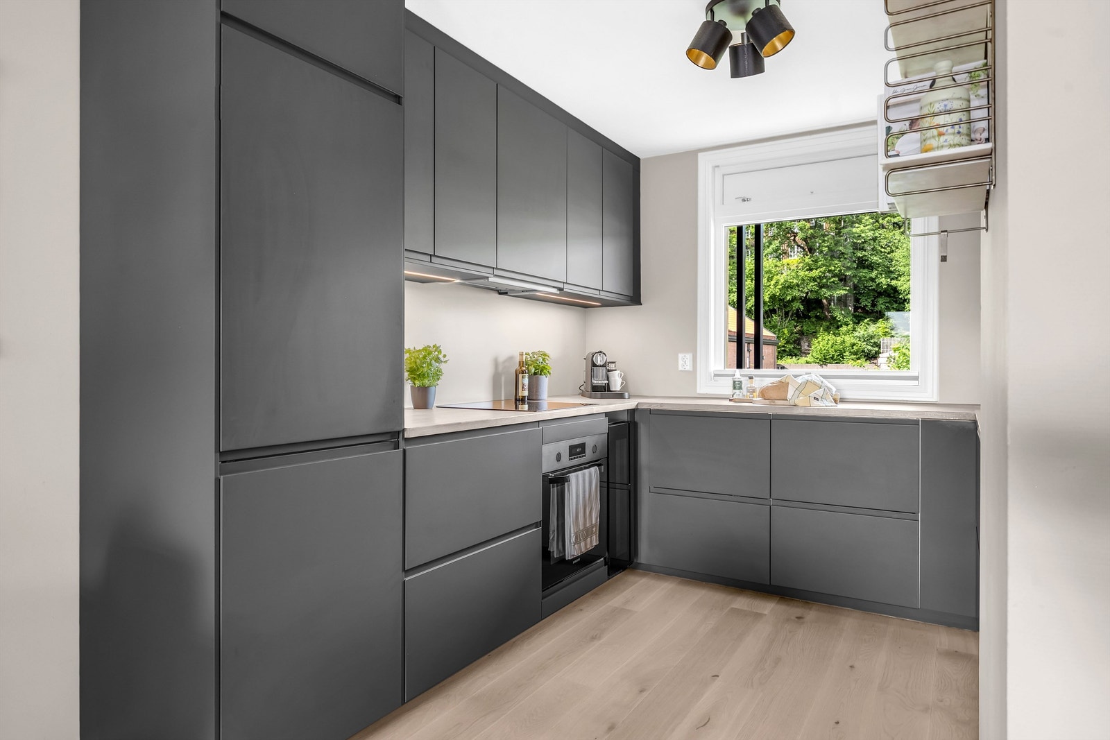 Kjøkkeninnredningen er fra 2020 med slette fronter og benkeplate av tre Galleribilde