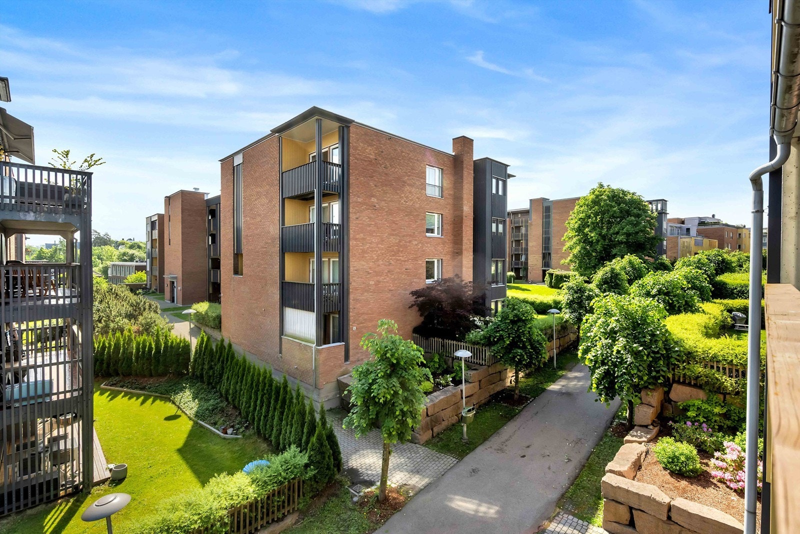 Beboerne er en god blanding av mennesker i alle aldre, både med og uten barn Galleribilde