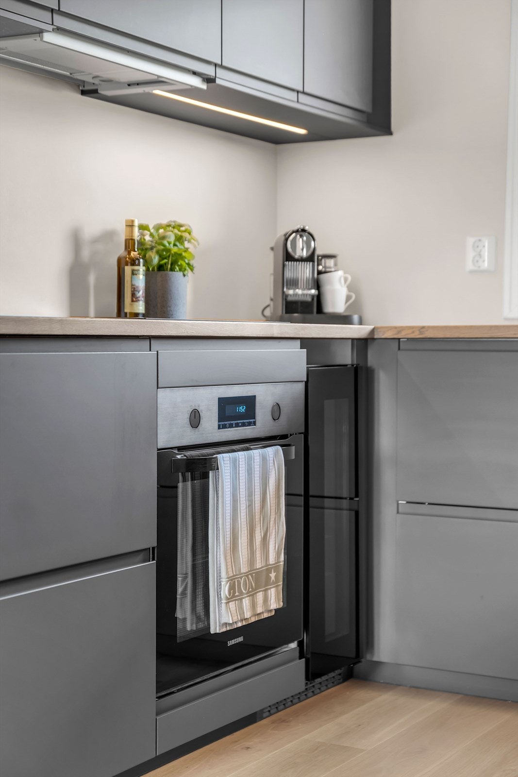 Integrert oppvaskmaskin og kjøleskap med frysedel Galleribilde