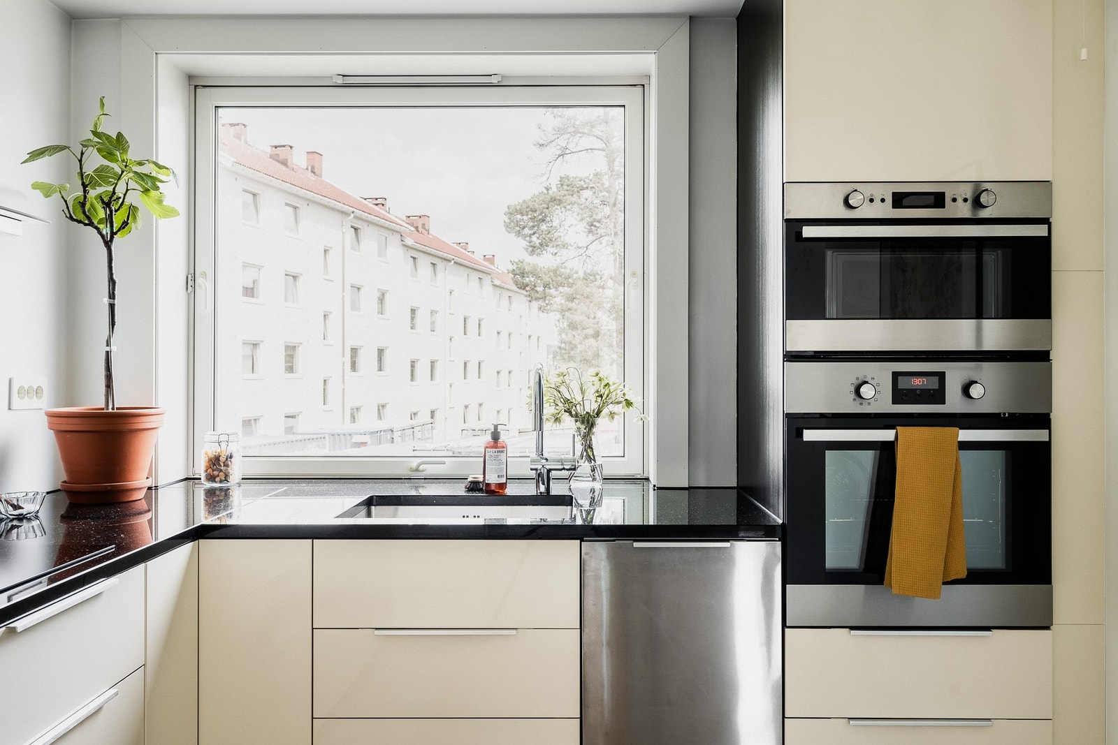 Velholdte og integrerte hvitevarer. Ny komfyr fra 2019. Galleribilde