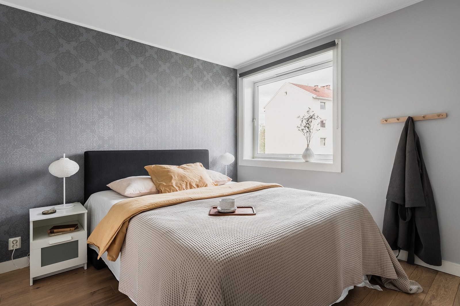 Lyst og romslig hovedsoverom. Galleribilde