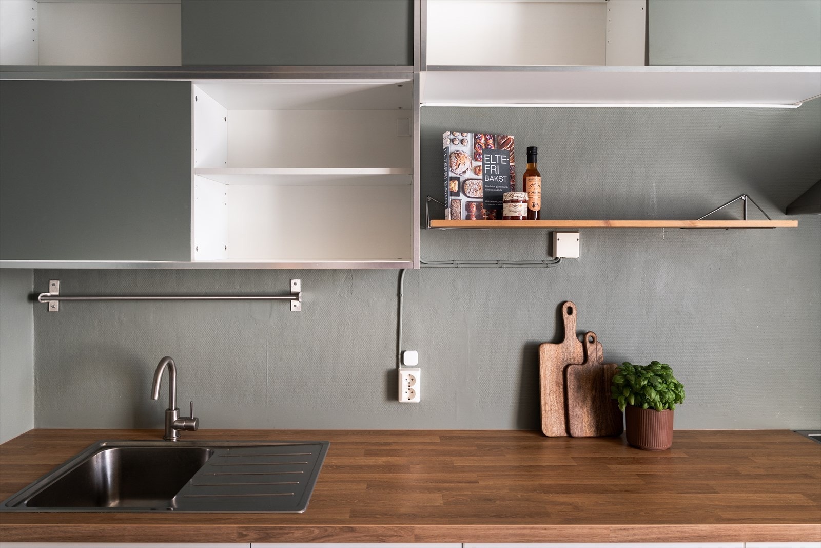 IKEA kjøkkeninnredning med slette fronter, laminert eik benkeplate med nedfelt oppvaskkum i rustfritt stål med 1-greps blandebatteri. Galleribilde