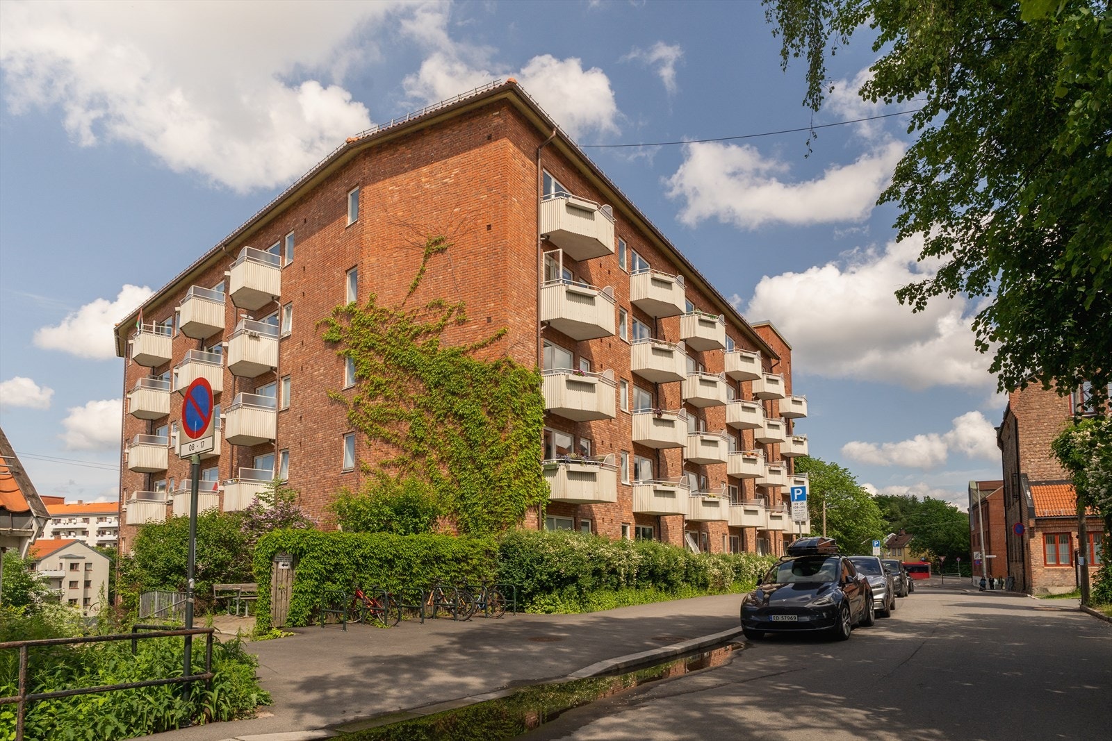Her bor du i hjertet av byen, midt i et område som har gjennomgått en betydelig transformasjon og nå fremstår som et pulserende knutepunkt mellom Grünerløkka og St. Hanshaugen. Galleribilde