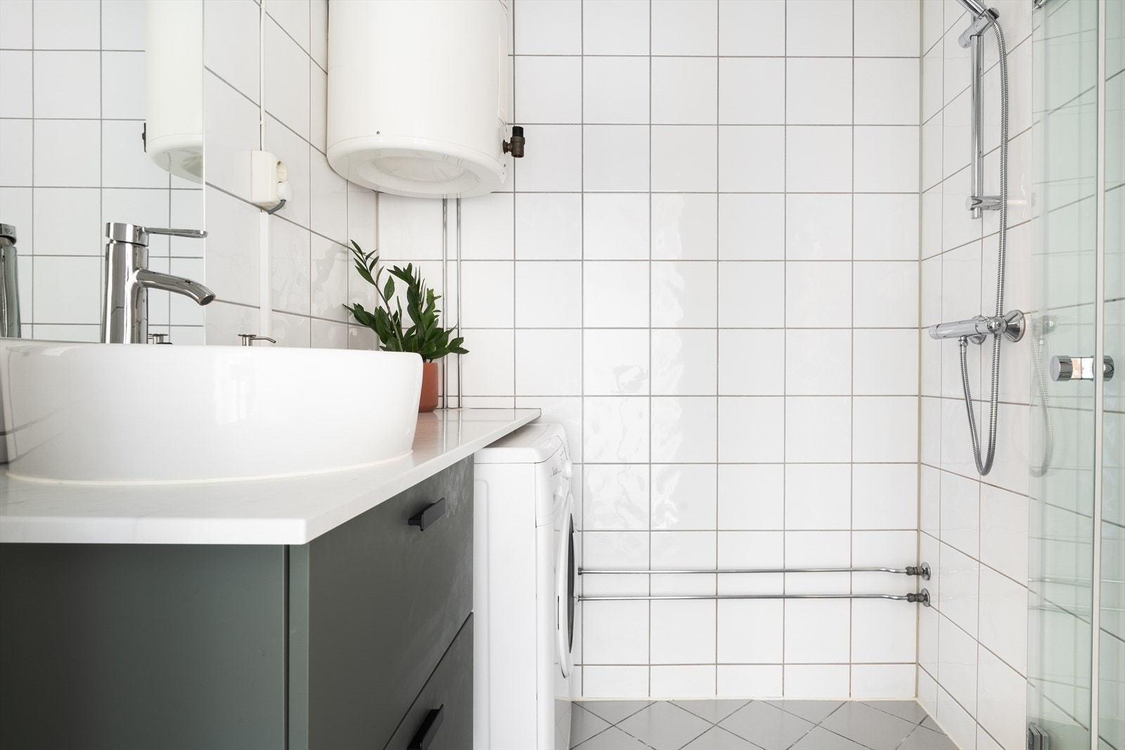Lyst flislagt bad med ny baderomsinnredning fra 2021. Rehabilitert i regi av borettslaget i 2004. Det kan likevel være at disse skal fornyes i nær fremtid (se salgsoppgaven). Galleribilde