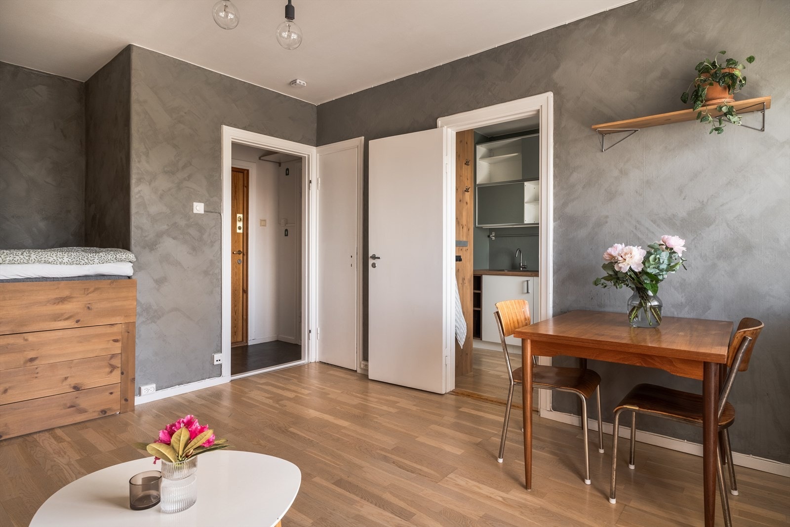 Veggen mellom gang og stue er i mur, men her har flere enheter i borettslaget gjort endringer. Denne er iflg. selger ikke en bærevegg selvom og døråpning kan flyttes. Galleribilde