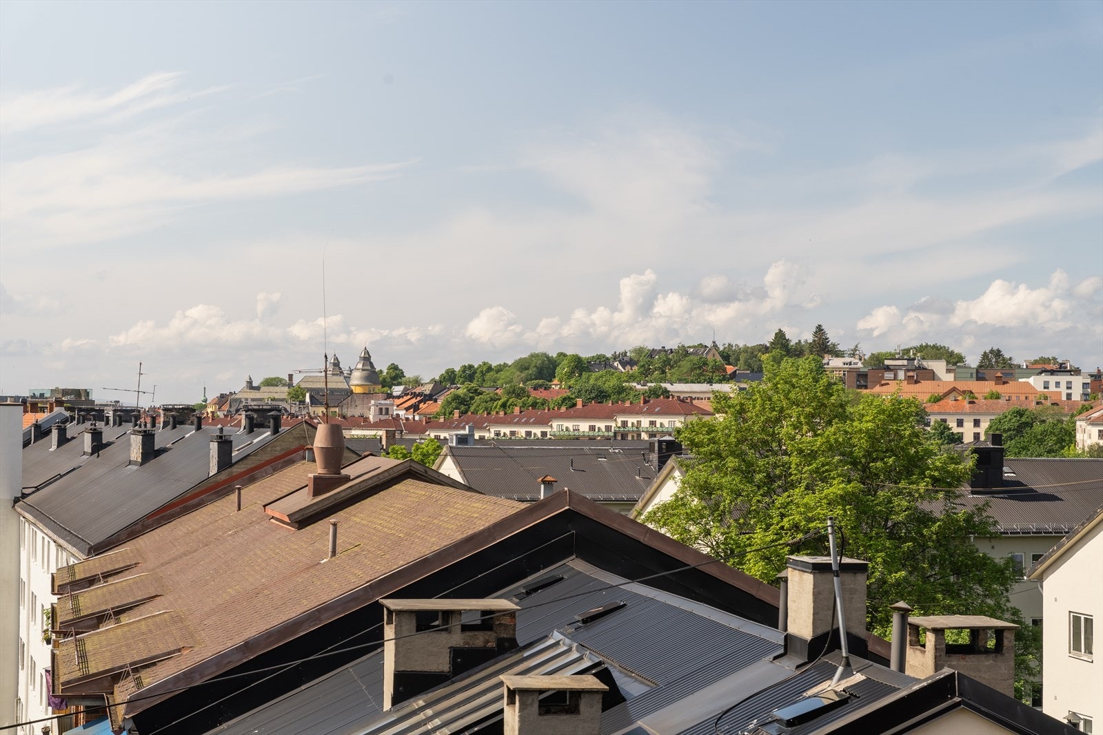 Her har du vidstrakt utsikt mot sydvest, og på den usjenerte balkongen har du fantastiske solforhold. Galleribilde