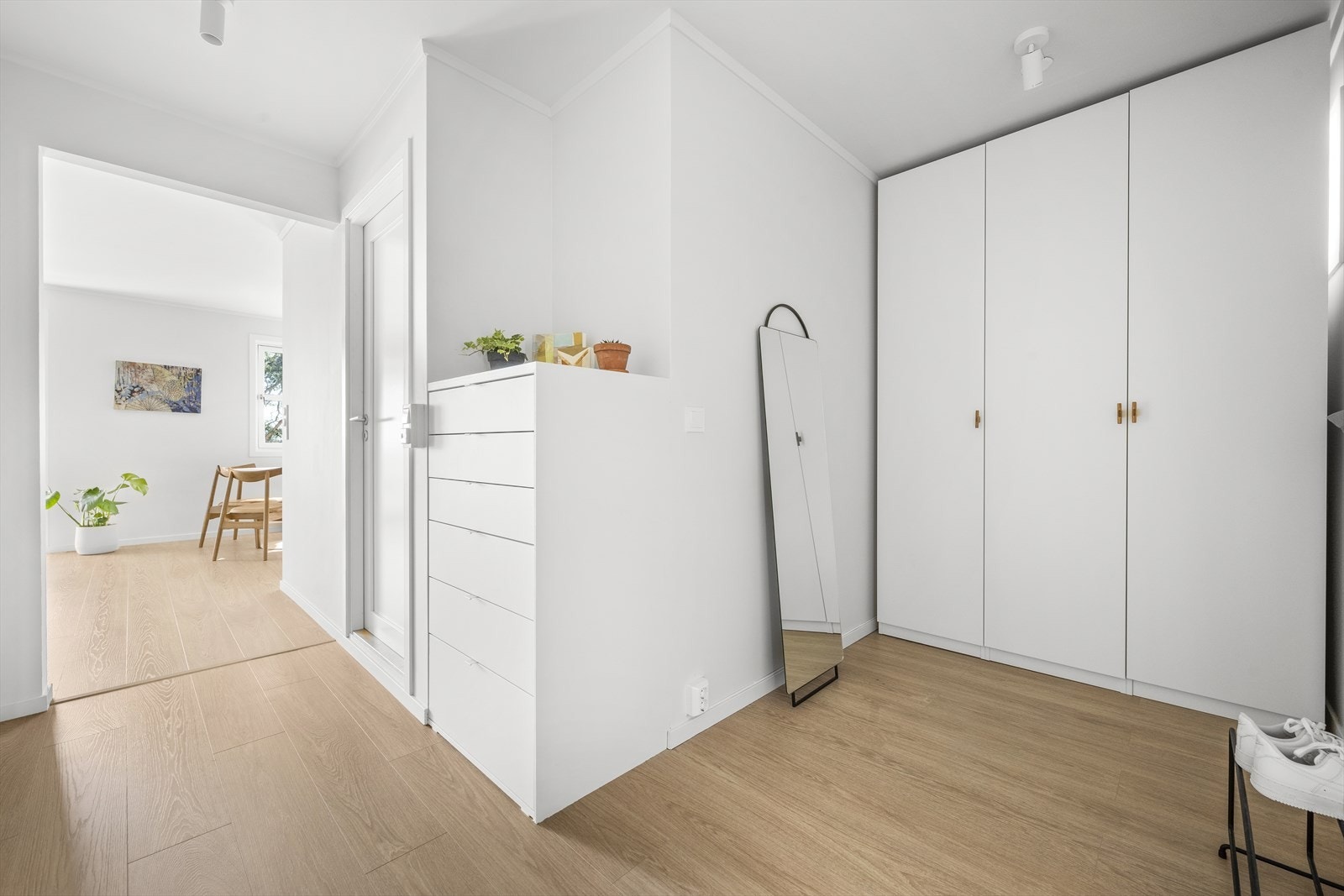 I gangen er det stort garderobeskap, knagger og skohylle for oppbevaring av yttertøy Galleribilde