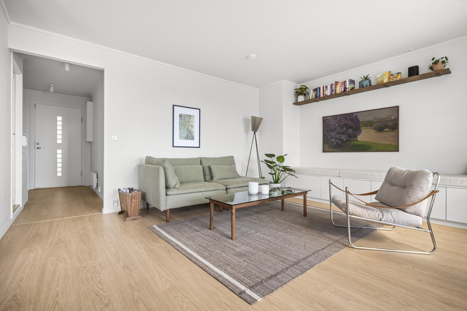 Det er god plass til sofagruppe, sofabord og underholdningsavdeling Galleribilde