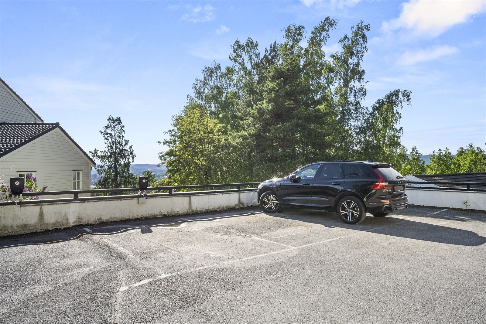 Parkeringsplass for beboerne i sameiet Galleribilde
