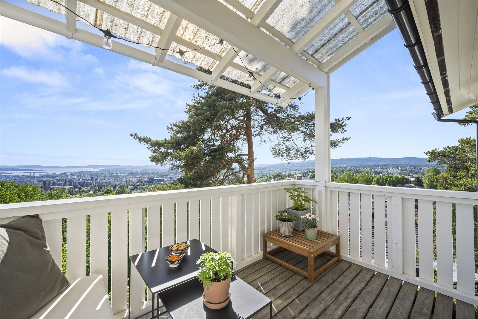 Selger opplyser at solen titter frem i 9-10-tiden og frem til solnedgang, på balkongen Galleribilde
