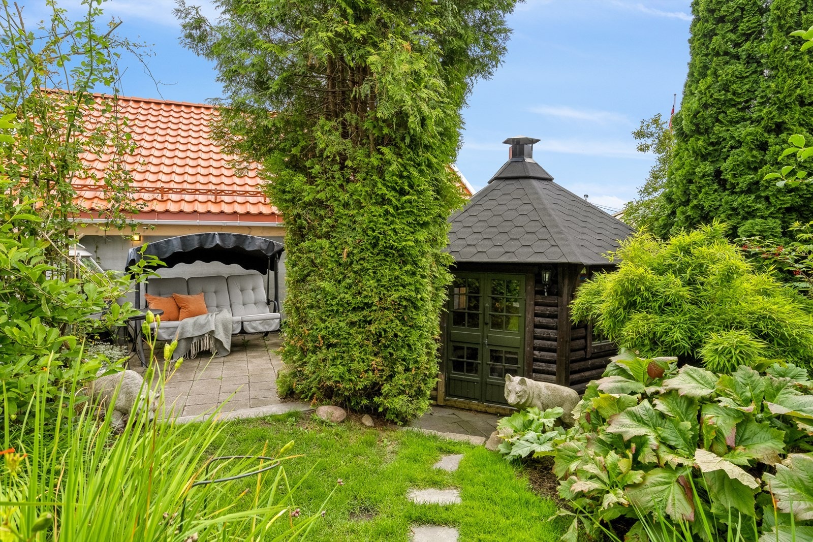 Frittstående grillhytte på tomten Galleribilde