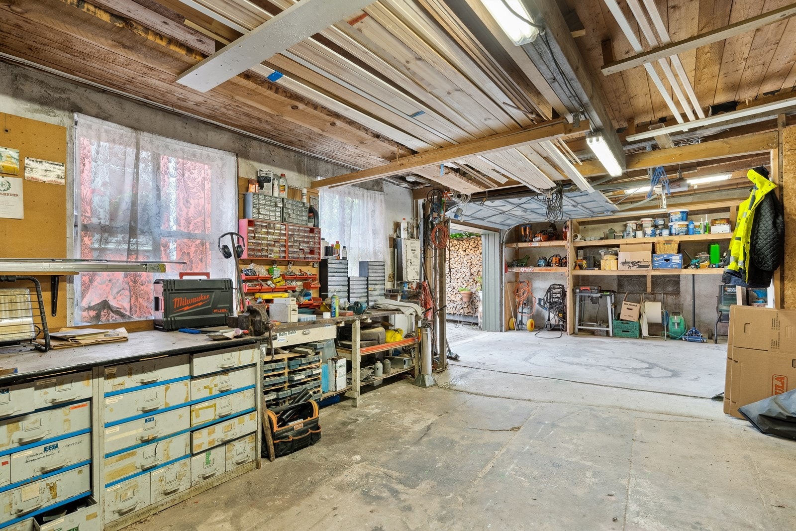 Romslig garasje med bod og verksted Galleribilde
