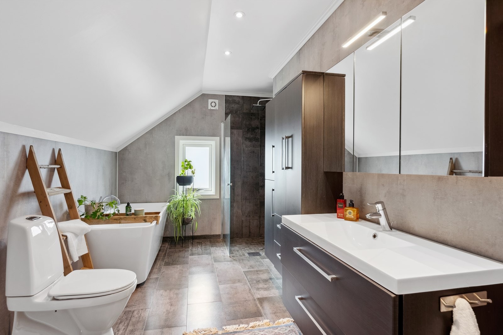 Romslig lekkert bad i 2. etg. pusset opp i 2017 Galleribilde
