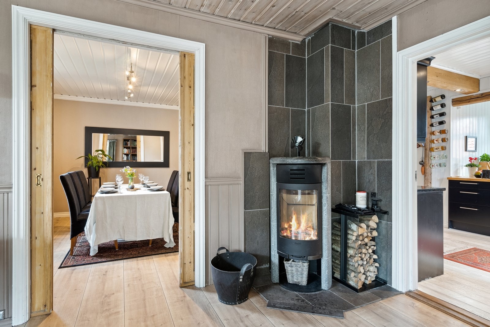 I stuen er det oppvarming fra effektiv klebersteinsovn. Galleribilde
