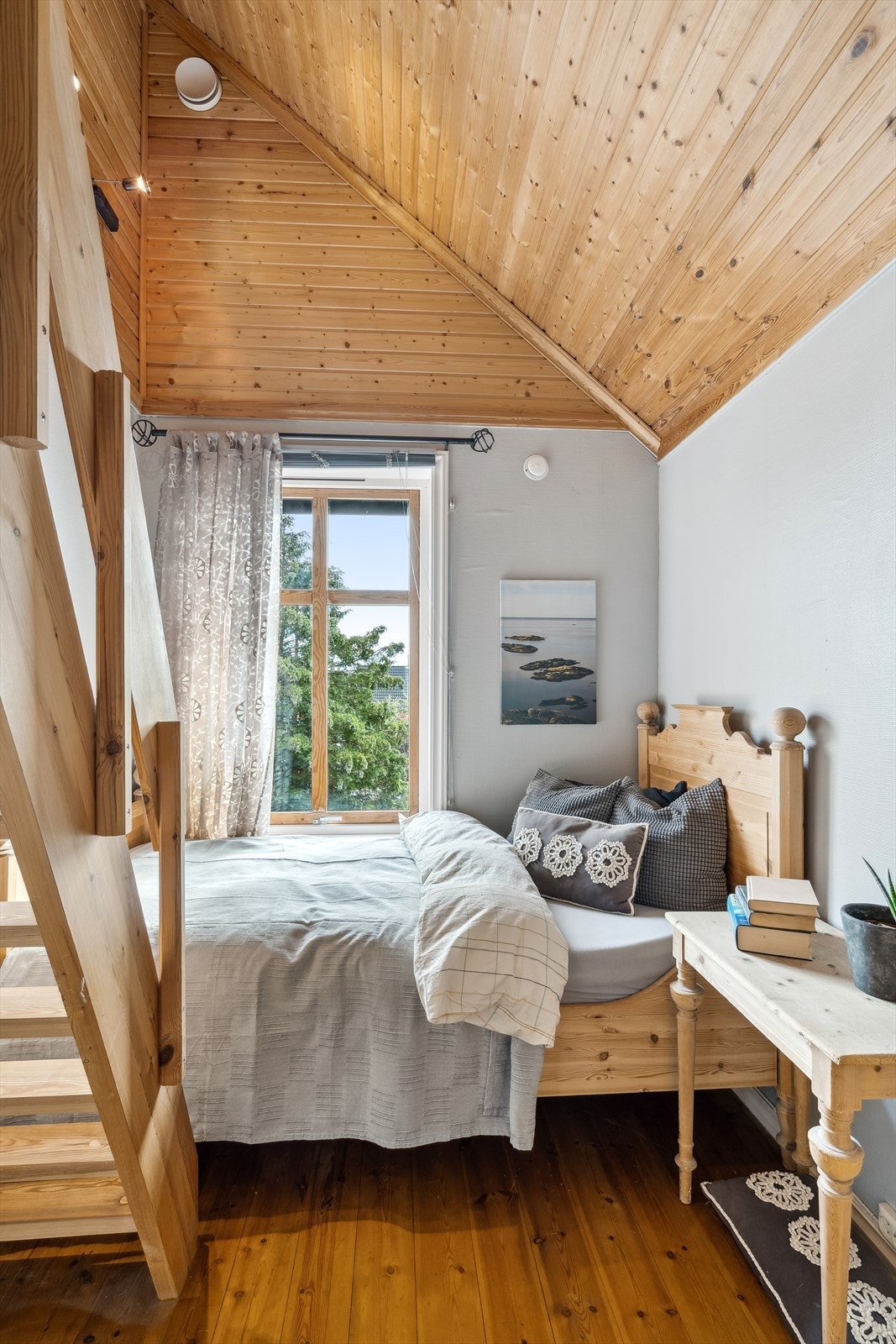 Soverom med trapp til hems og loft Galleribilde