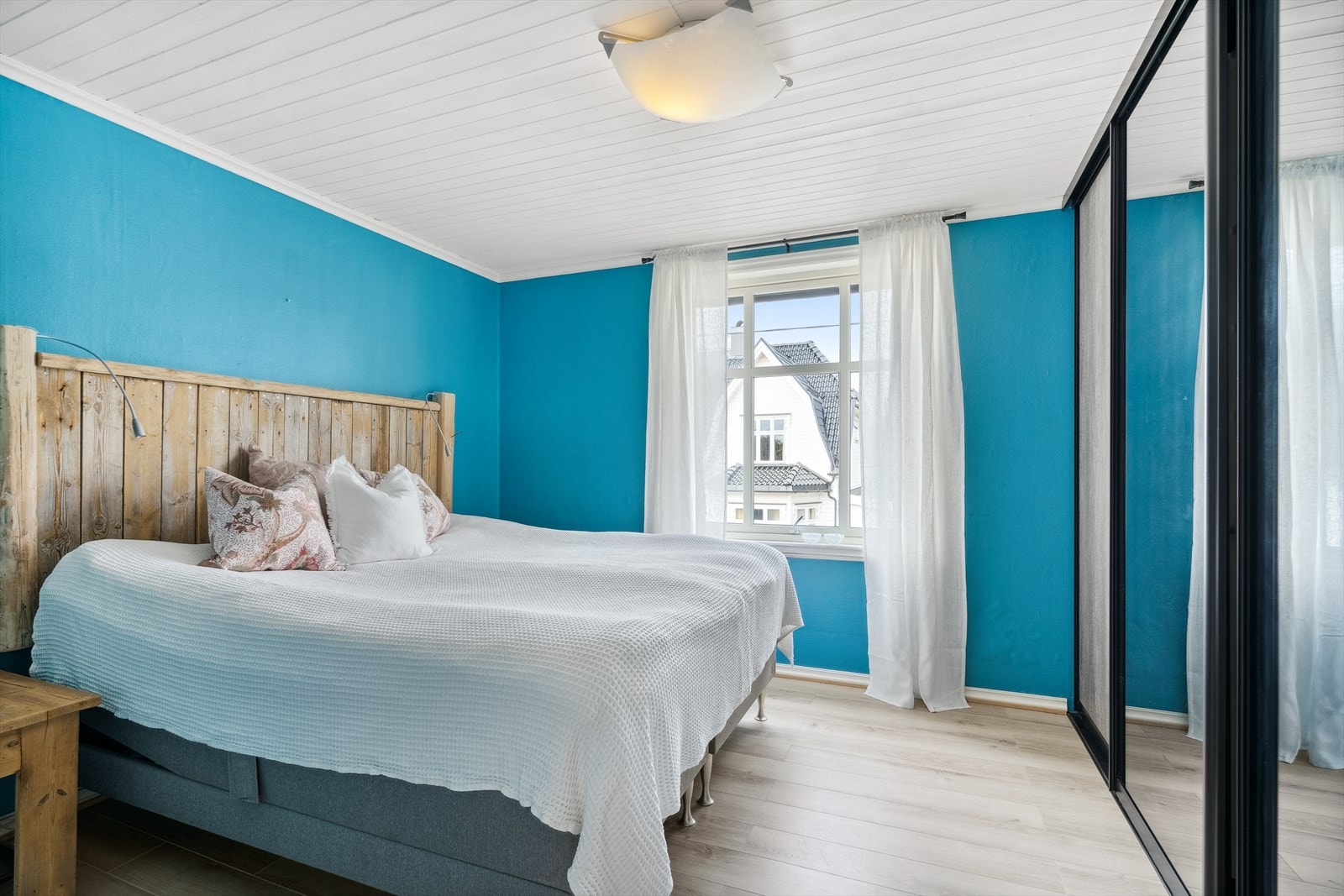 Soverom med skyvedørsgarderobe Galleribilde