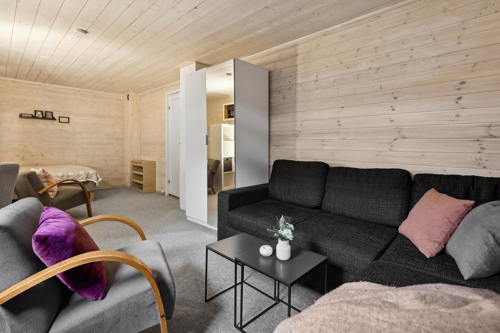 Kjeller har rom som idag er innredet som soverom/stue, ikke søkt godkjent. Galleribilde