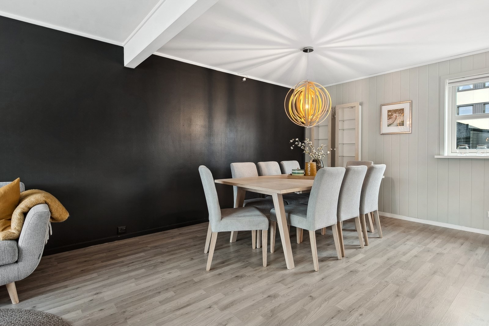 Andelsrekkehuset fremstår meget tidsriktig med moderne farger på veggene og smarte løsninger, meget smakfullt materialvalg. Her er ingenting overlatt til tilfeldighetene i forhold til valg av farger og kvalitet. Galleribilde